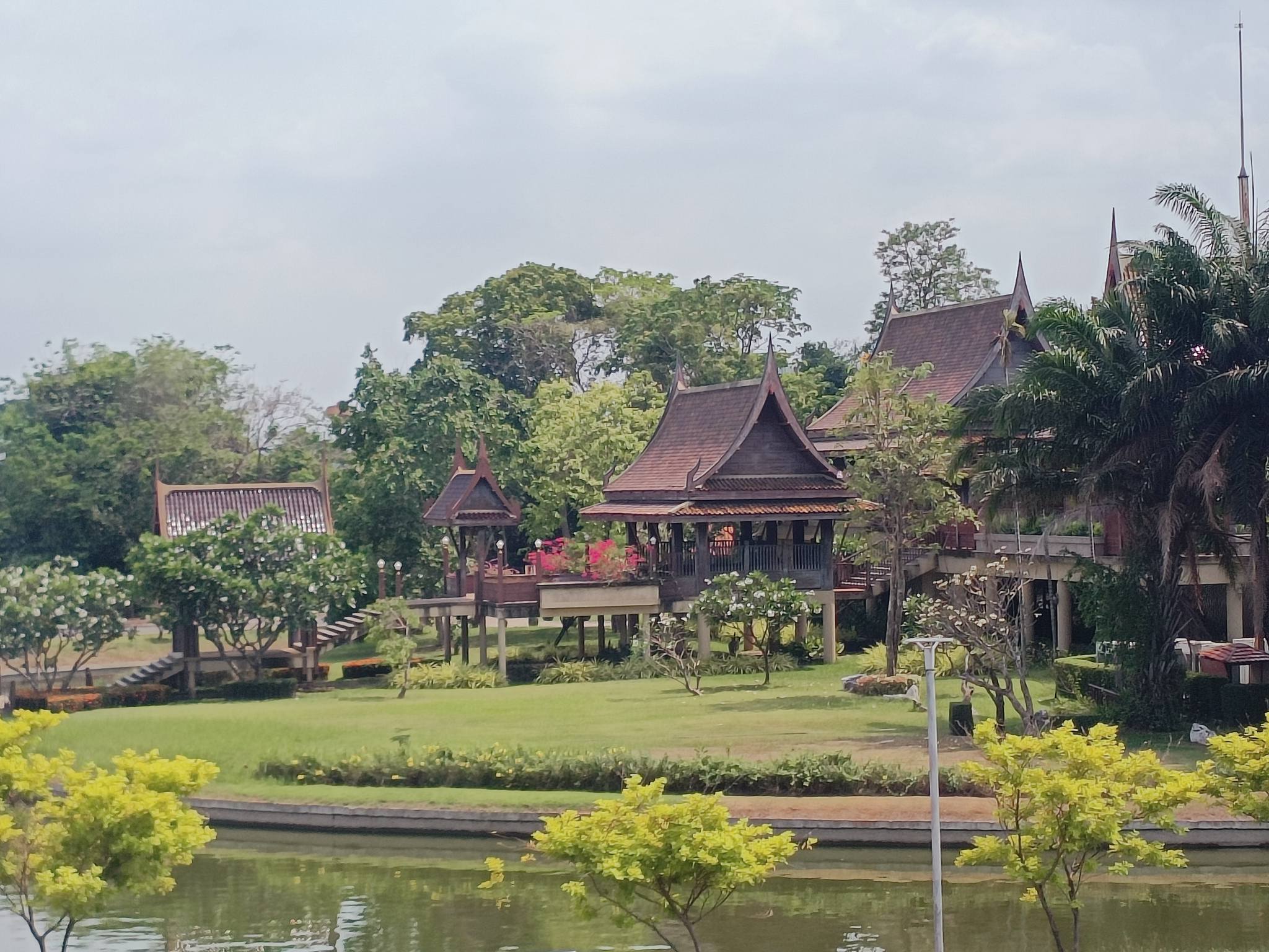 title - จากประดิพัทธ์ สู่ บางไทร : รองเลขาฯ นำทีม สพท. สำรวจพื้นที่อพยพที่ทำการชั่วคราว