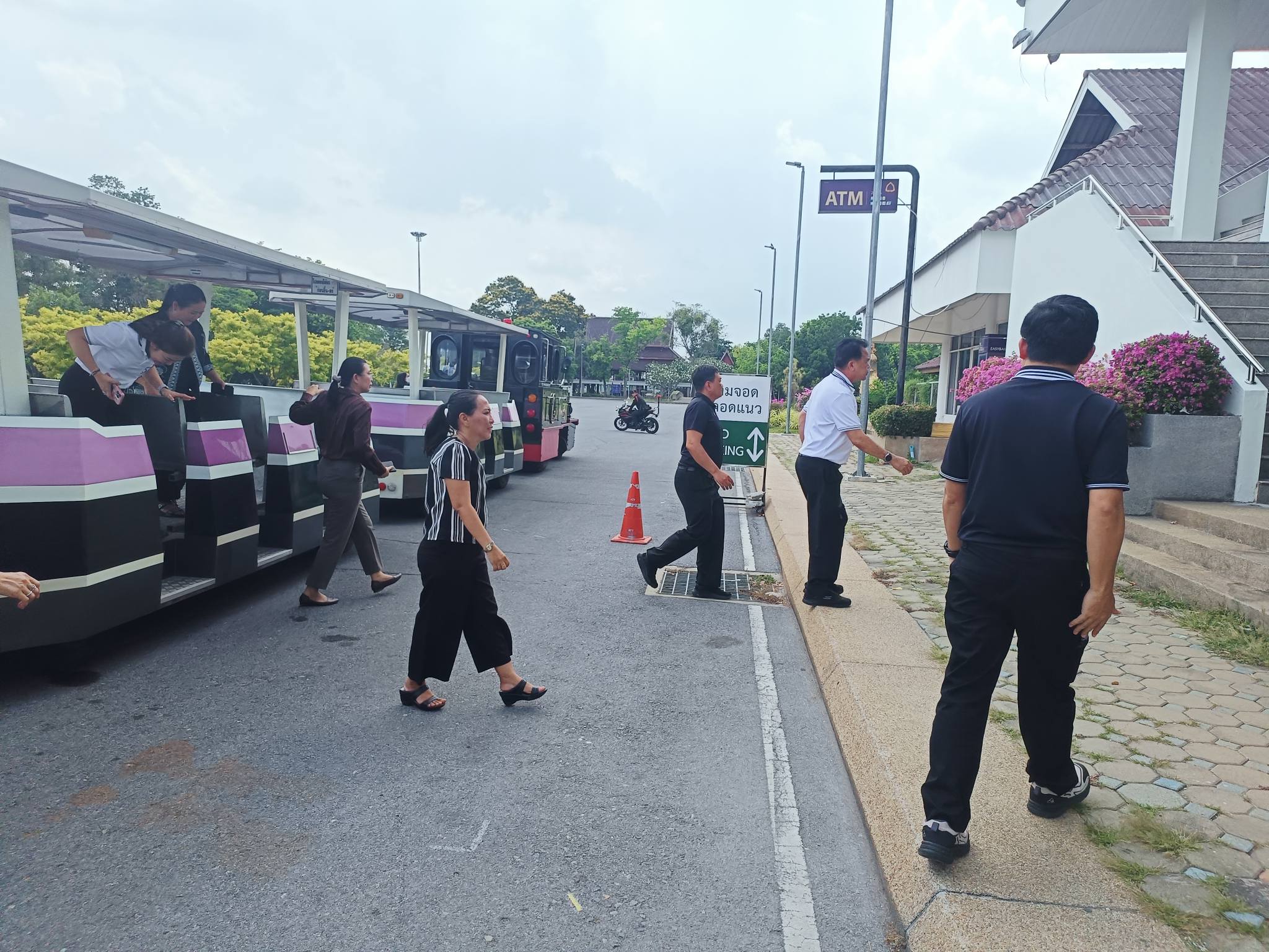 title - จากประดิพัทธ์ สู่ บางไทร : รองเลขาฯ นำทีม สพท. สำรวจพื้นที่อพยพที่ทำการชั่วคราว