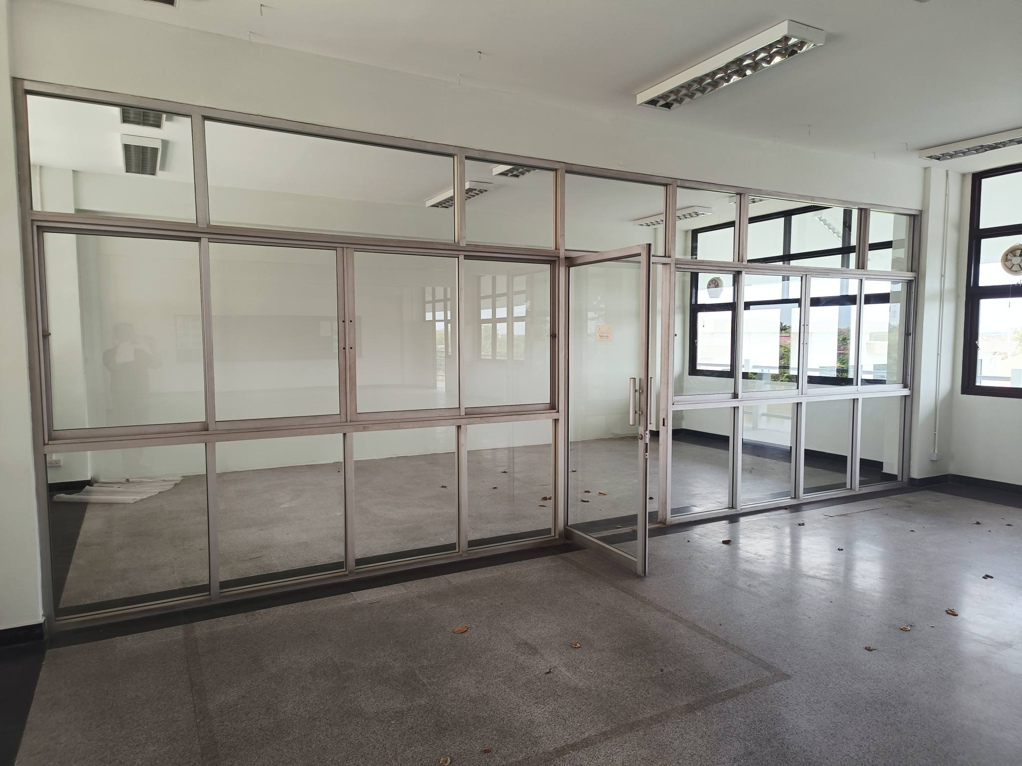 title - จากประดิพัทธ์ สู่ บางไทร : รองเลขาฯ นำทีม สพท. สำรวจพื้นที่อพยพที่ทำการชั่วคราว