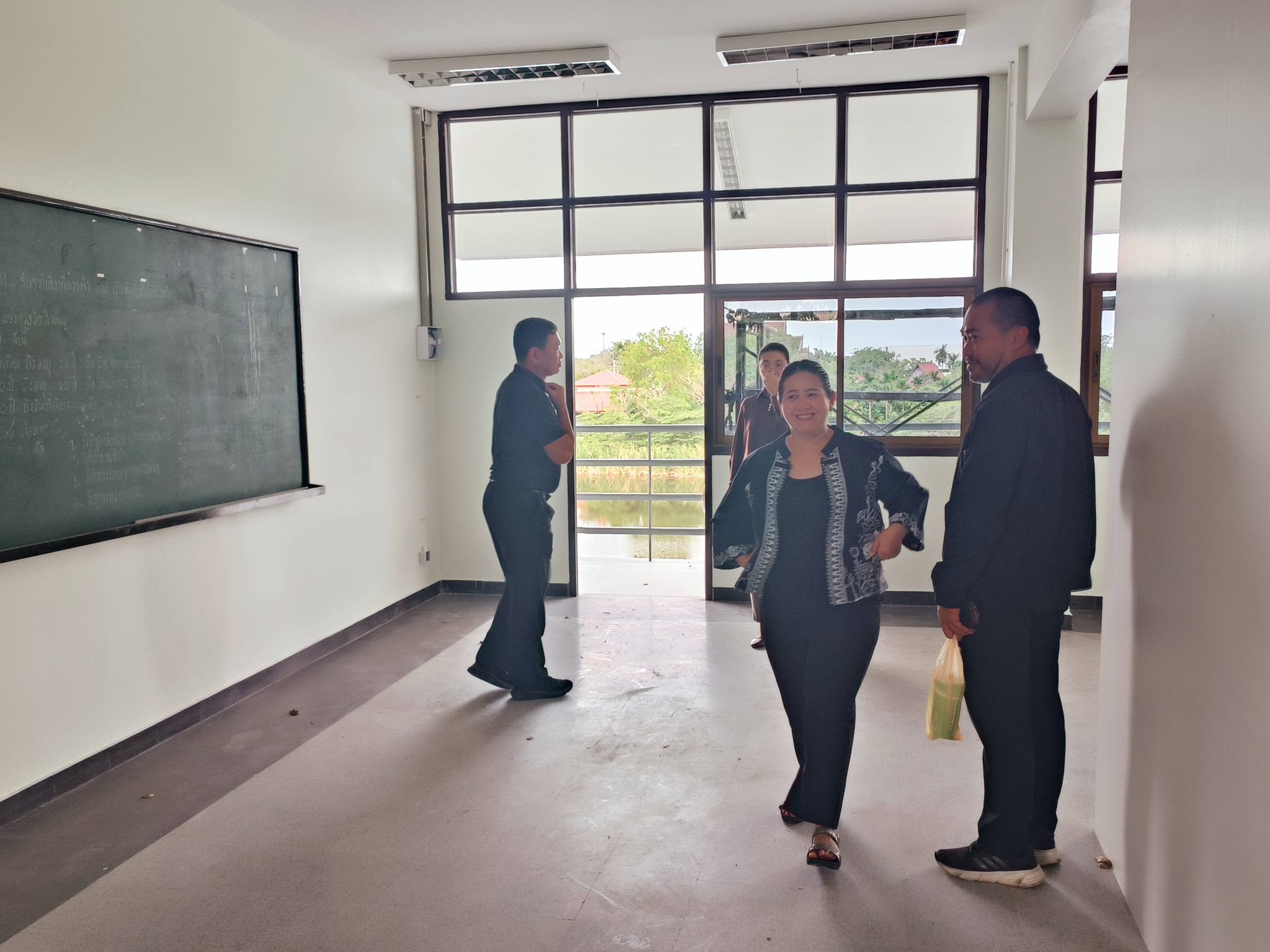 title - จากประดิพัทธ์ สู่ บางไทร : รองเลขาฯ นำทีม สพท. สำรวจพื้นที่อพยพที่ทำการชั่วคราว