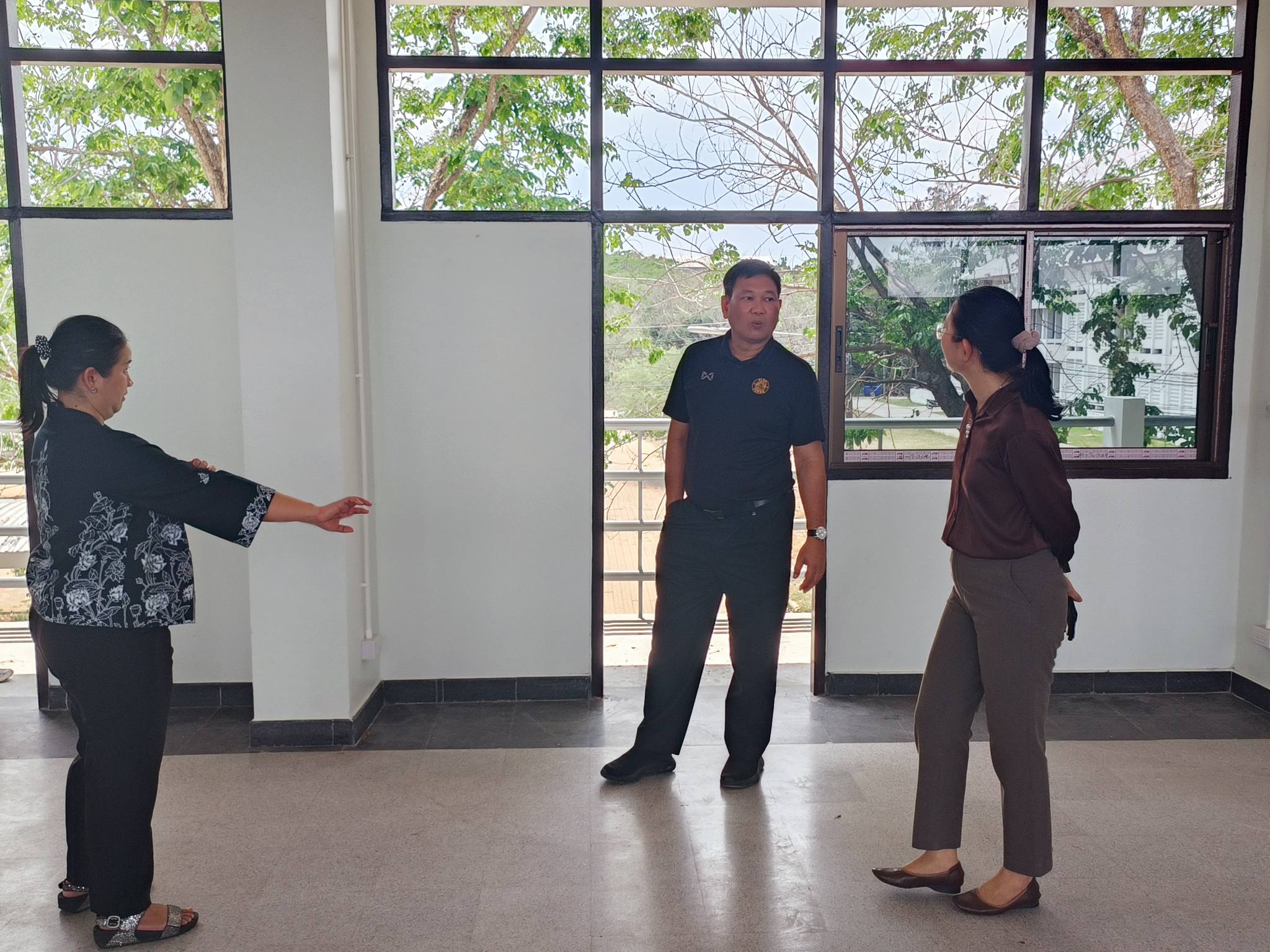 title - จากประดิพัทธ์ สู่ บางไทร : รองเลขาฯ นำทีม สพท. สำรวจพื้นที่อพยพที่ทำการชั่วคราว