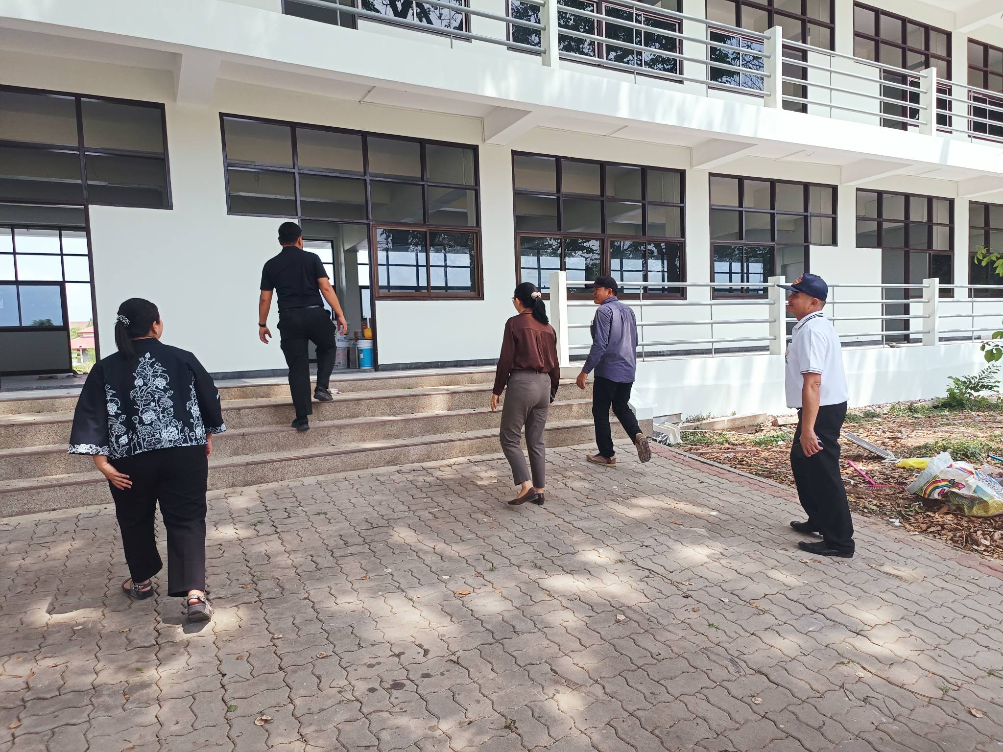 title - จากประดิพัทธ์ สู่ บางไทร : รองเลขาฯ นำทีม สพท. สำรวจพื้นที่อพยพที่ทำการชั่วคราว