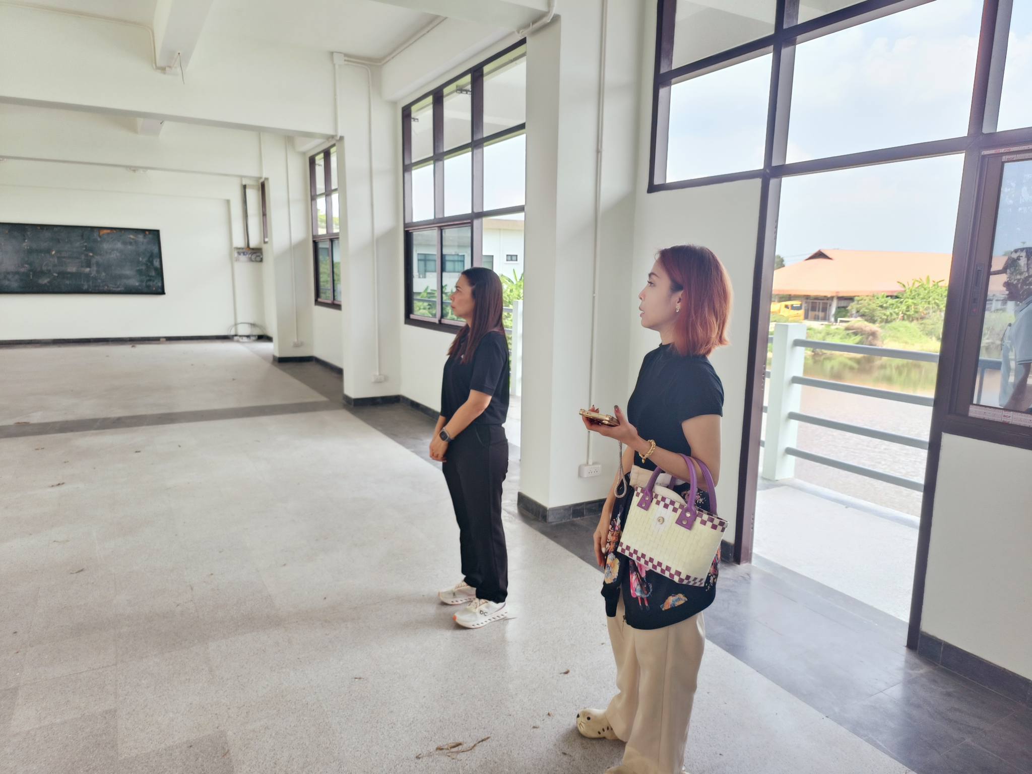 title - จากประดิพัทธ์ สู่ บางไทร : รองเลขาฯ นำทีม สพท. สำรวจพื้นที่อพยพที่ทำการชั่วคราว