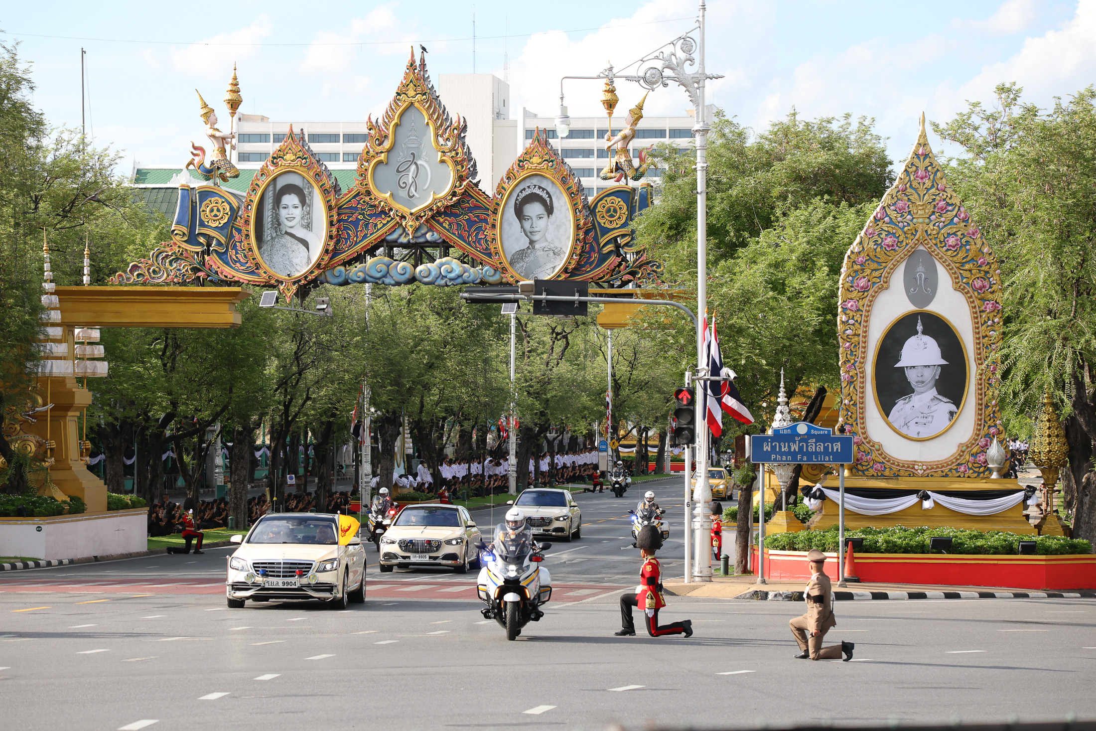 title - สพท. ร่วมรับขบวนเชิญพระศพ สมเด็จพระเจ้าลูกเธอ เจ้าฟ้าพัชรกิติยาภา นเรนทิราเทพยวดี กรมหลวงราชสาริณีสิริพัชร มหาวัชรราชธิดา