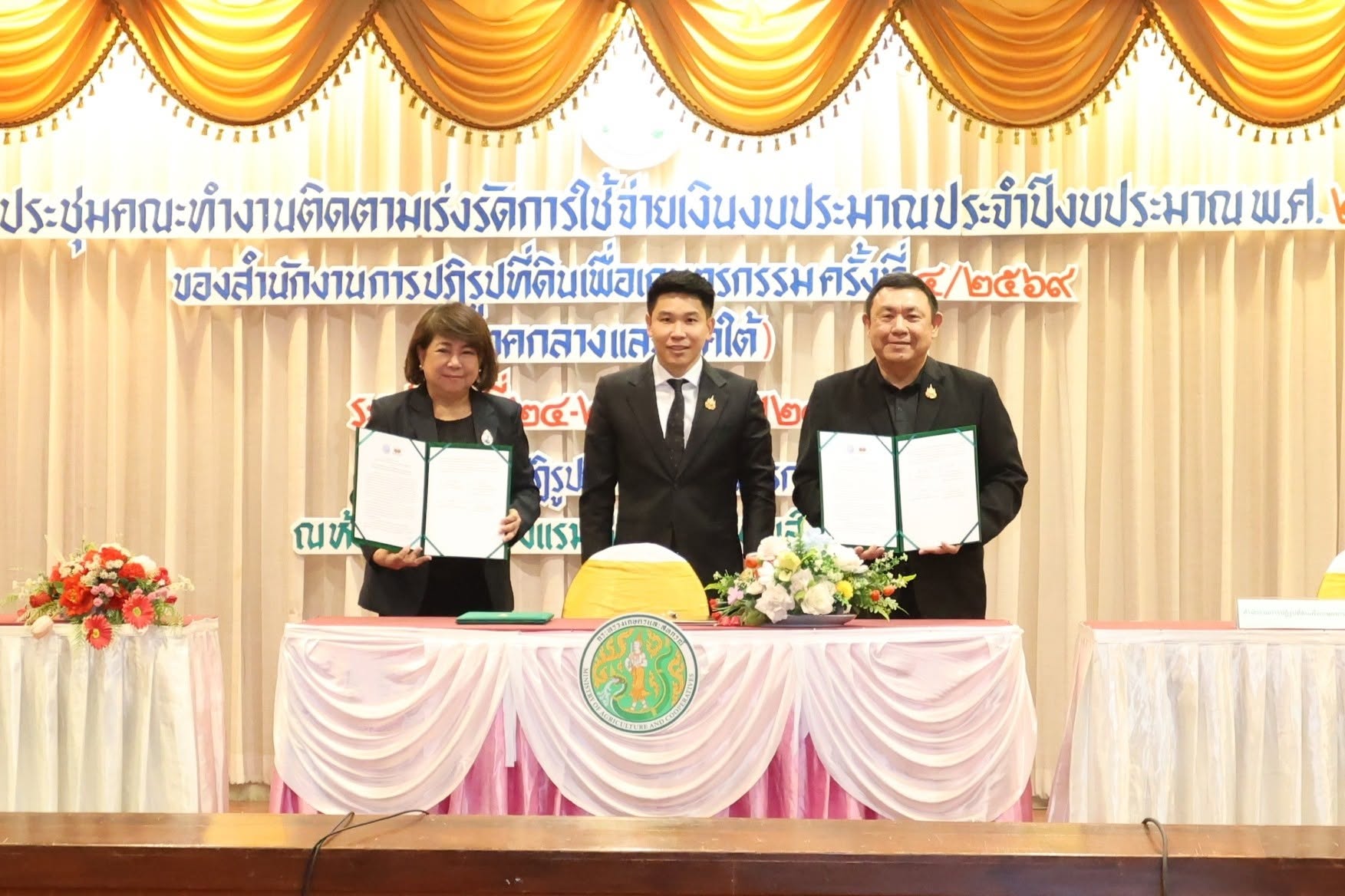 title - ส.ป.ก. ผนึกกำลัง มูลนิธิ รพ.เจ้าพระยาอภัยภูเบศรฯ และ บ.กรีนฉัตร เนเจอรัล เฮิร์บ MOU สร้างความมั่นคงด้านอาหาร สุขภาพ และเศรษฐกิจสีเขียวเขตปฏิรูปที่ดิน