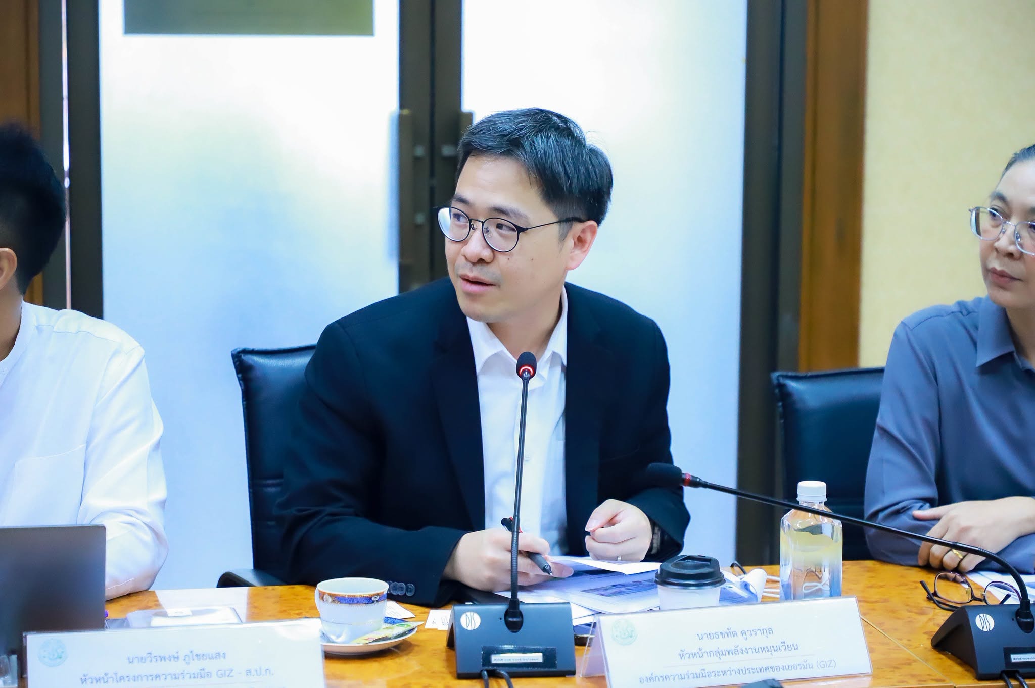 title - ผชช. นำทีม สพท. ร่วมประชุม GIZ ขับเคลื่อนพลังงานทดแทน มุ่งยกระดับเทคโนโลยีในพื้นที่ คทช. พร้อมลุยขยายผลเกษตรกรรมยั่งยืน