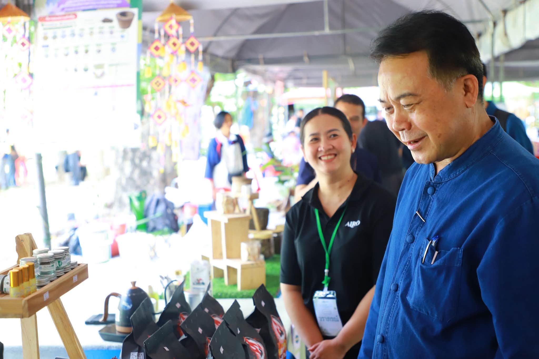 title - รองเลขาธิการ ส.ป.ก. ลุยเยี่ยมร้านค้า พร้อมร่วมเสวนา ดันเกษตรกรในเขตปฏิรูปที่ดินสู่ “เกษตรกรรมยั่งยืน”