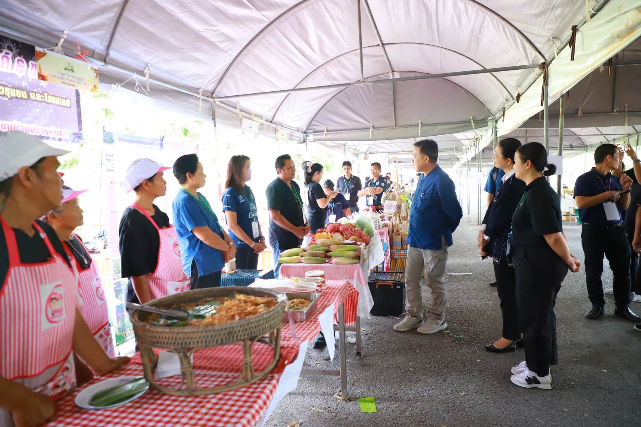 title - รองเลขาธิการ ส.ป.ก. ลุยเยี่ยมร้านค้า พร้อมร่วมเสวนา ดันเกษตรกรในเขตปฏิรูปที่ดินสู่ “เกษตรกรรมยั่งยืน”