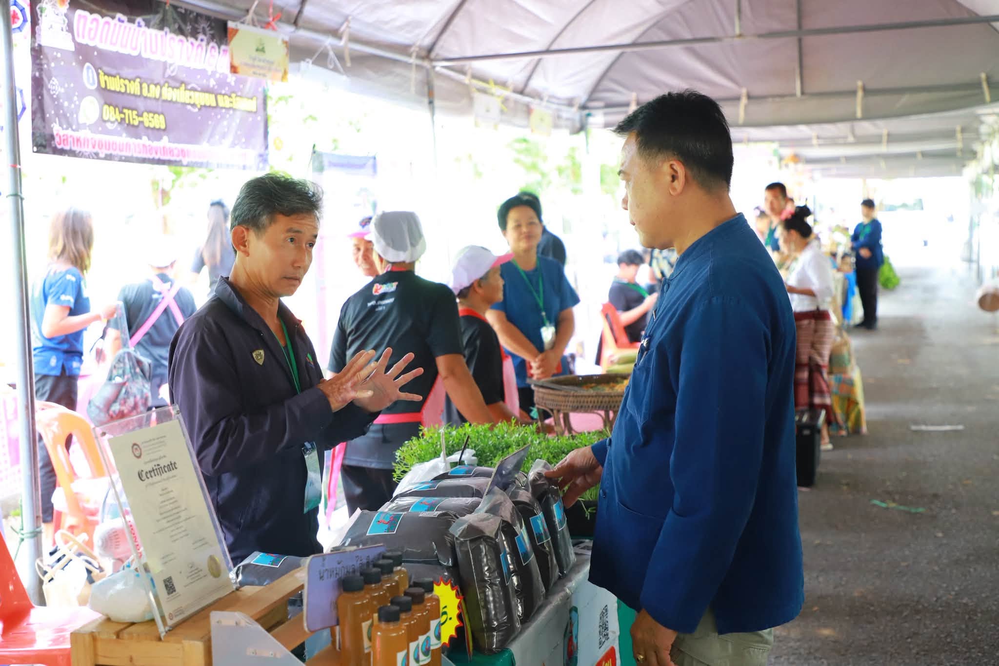 title - รองเลขาธิการ ส.ป.ก. ลุยเยี่ยมร้านค้า พร้อมร่วมเสวนา ดันเกษตรกรในเขตปฏิรูปที่ดินสู่ “เกษตรกรรมยั่งยืน”