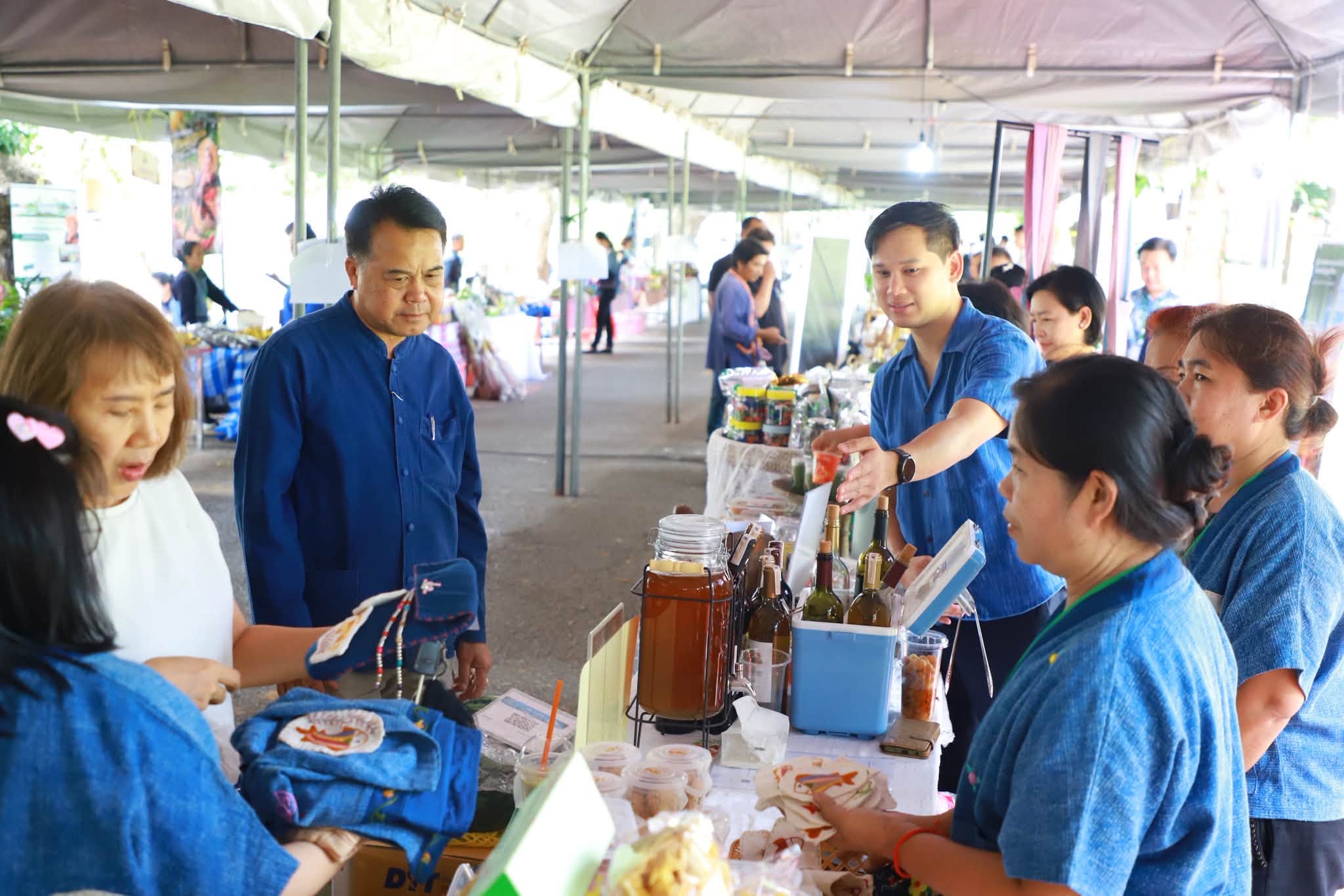 title - รองเลขาธิการ ส.ป.ก. ลุยเยี่ยมร้านค้า พร้อมร่วมเสวนา ดันเกษตรกรในเขตปฏิรูปที่ดินสู่ “เกษตรกรรมยั่งยืน”