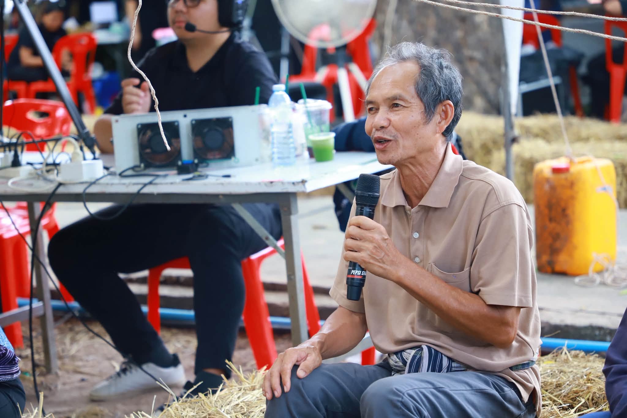 title - รองเลขาธิการ ส.ป.ก. ลุยเยี่ยมร้านค้า พร้อมร่วมเสวนา ดันเกษตรกรในเขตปฏิรูปที่ดินสู่ “เกษตรกรรมยั่งยืน”