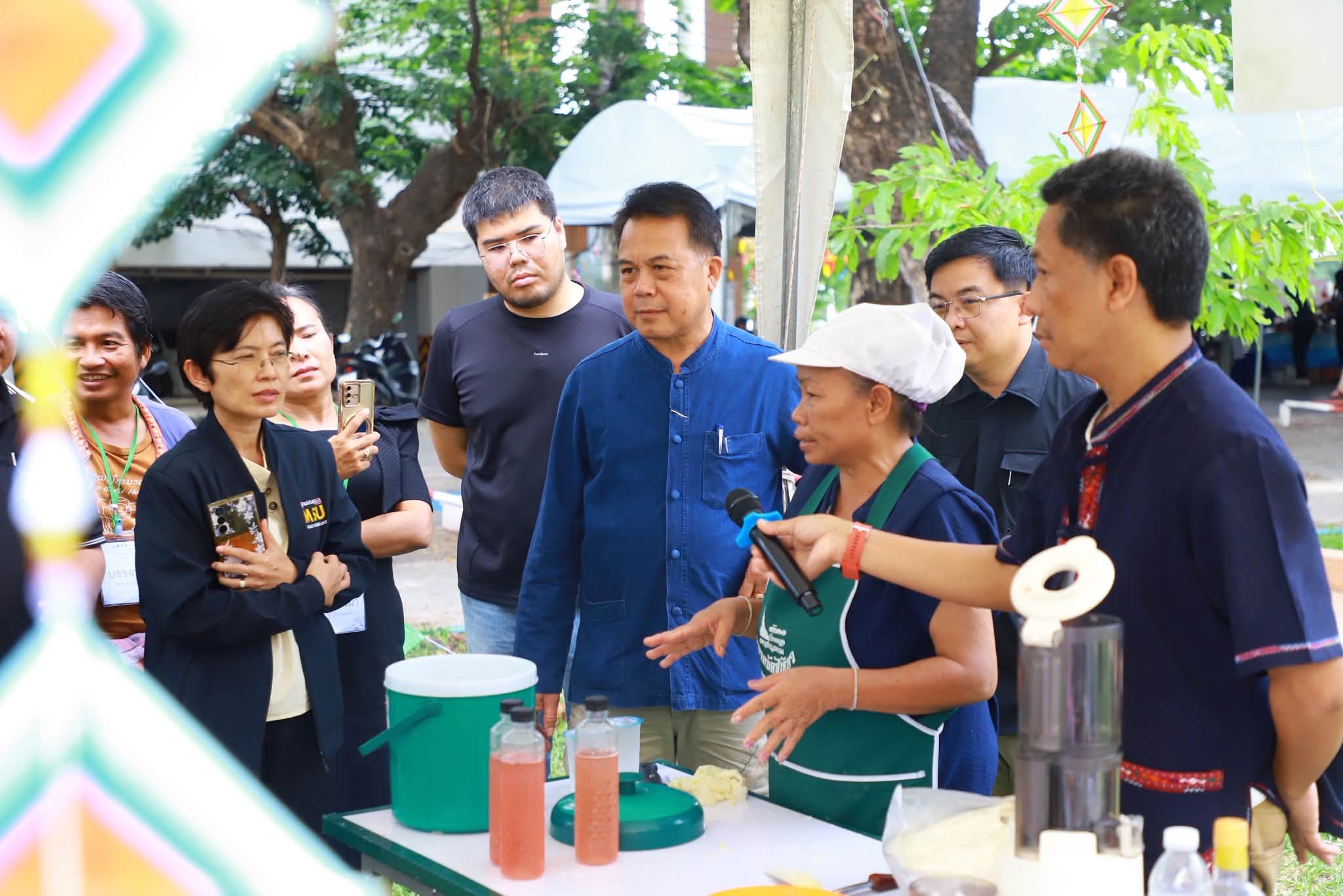 title - รองเลขาธิการ ส.ป.ก. ลุยเยี่ยมร้านค้า พร้อมร่วมเสวนา ดันเกษตรกรในเขตปฏิรูปที่ดินสู่ “เกษตรกรรมยั่งยืน”