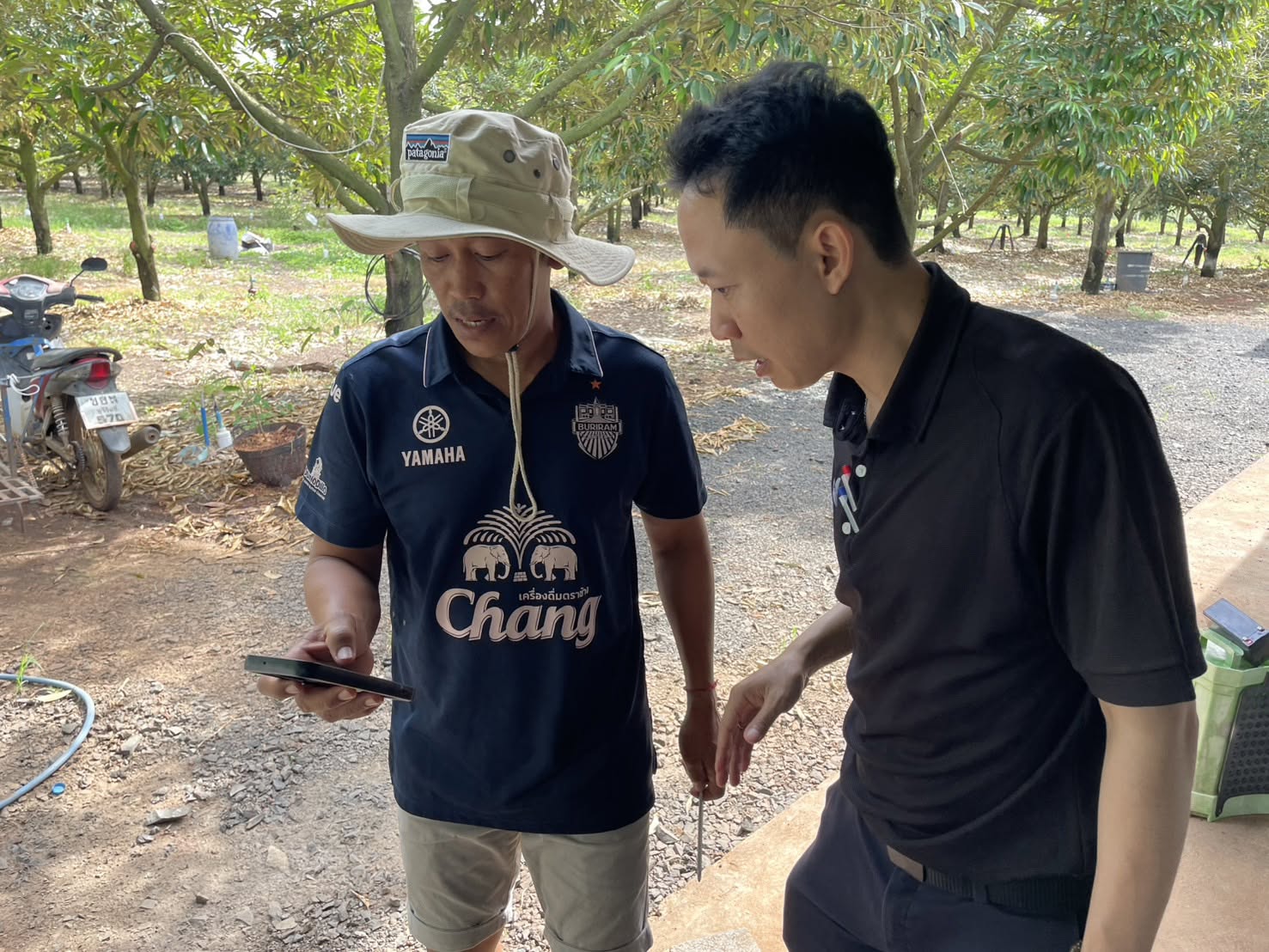 title - กพก. ลงพื้นที่บุรีรัมย์ ติดตามการดำเนินงานแปลงใหญ่ และการใช้งานเทคโนโลยีและนวัตกรรมเกษตร IoT ภายใต้ความร่วมมือ มว.