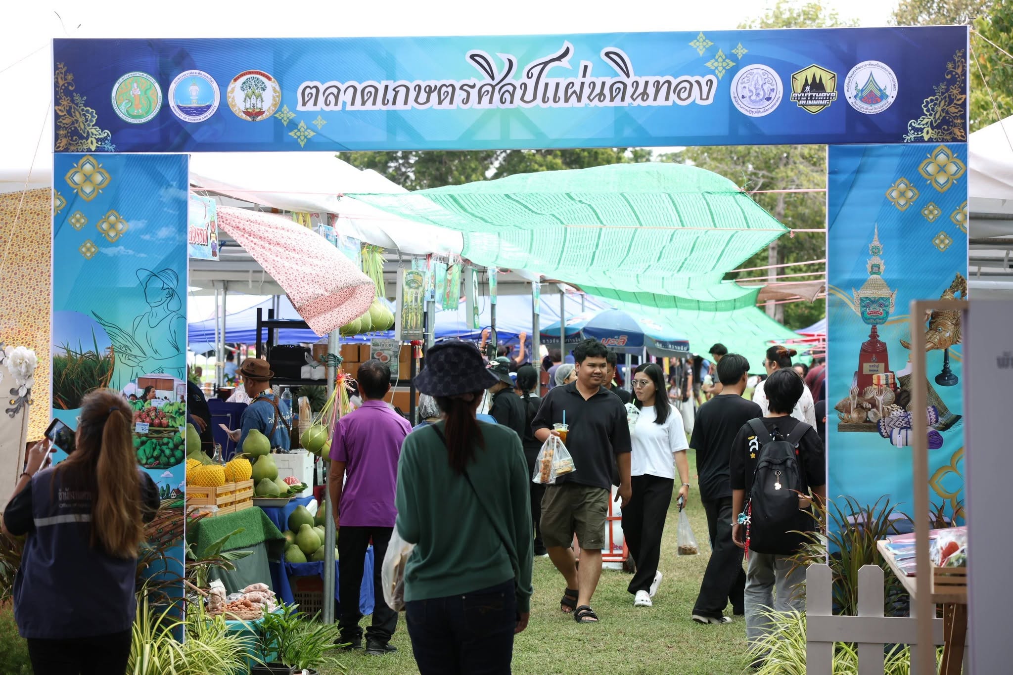 title - เปิดแล้ว! งานใหญ่บางไทร “ตลาดเกษตรศิลป์ แผ่นดินทอง” ชวนชมนิทรรศการ-ช้อปของดี 22–24 ส.ค. นี้