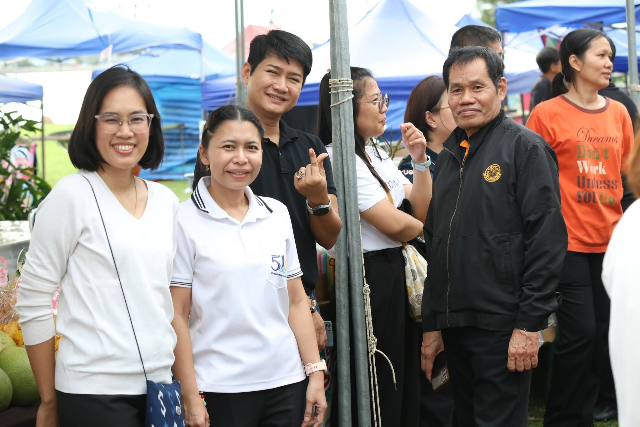 title - สพท. ผนึกกำลัง ศพส. รันกิจกรรมและตลาดเกษตรศิลป์ วันแรกในงาน “สืบสานพระราชปณิธาน สร้างงานเกษตรกรรม เลิศล้ำงานหัตถศิลป์ ท่องเที่ยวถิ่นวิถีไทย”