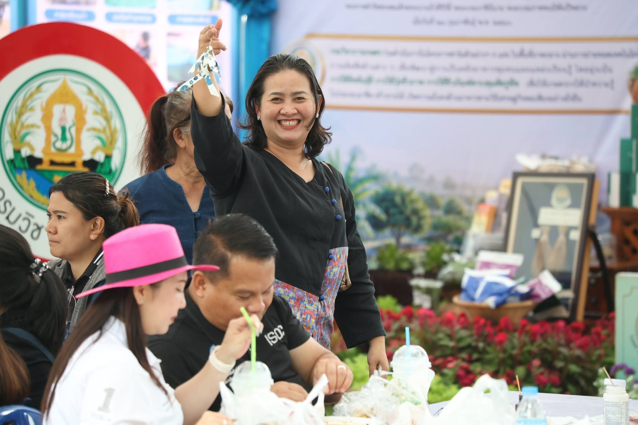 title - สพท. ผนึกกำลัง ศพส. รันกิจกรรมและตลาดเกษตรศิลป์ วันแรกในงาน “สืบสานพระราชปณิธาน สร้างงานเกษตรกรรม เลิศล้ำงานหัตถศิลป์ ท่องเที่ยวถิ่นวิถีไทย”