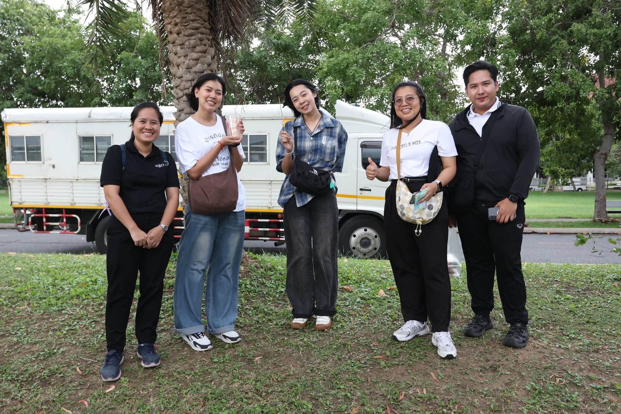 title - สพท. ผนึกกำลัง ศพส. รันกิจกรรมและตลาดเกษตรศิลป์ วันแรกในงาน “สืบสานพระราชปณิธาน สร้างงานเกษตรกรรม เลิศล้ำงานหัตถศิลป์ ท่องเที่ยวถิ่นวิถีไทย”