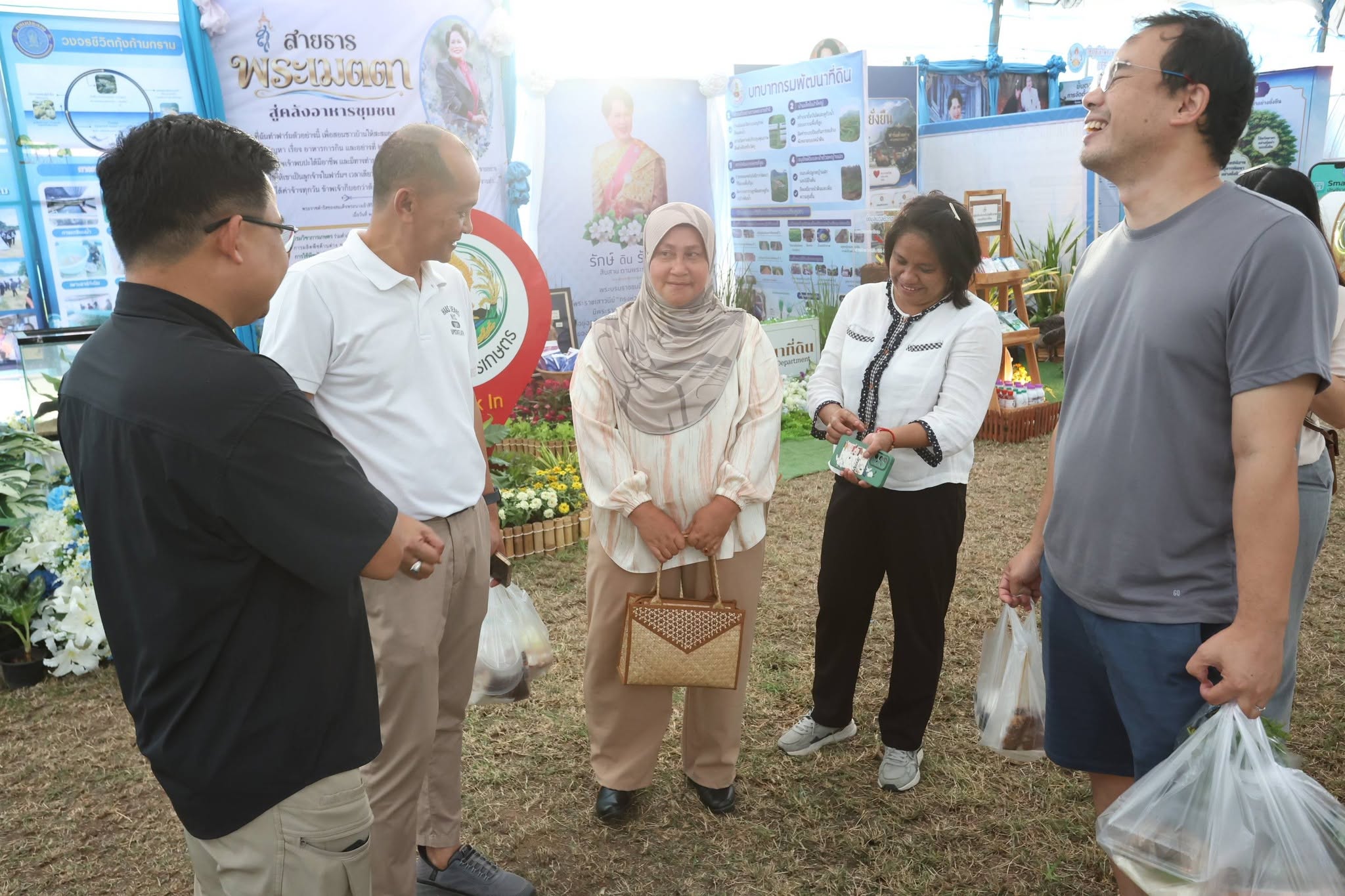 title - สพท. ผนึกกำลัง ศพส. รันกิจกรรมและตลาดเกษตรศิลป์ วันแรกในงาน “สืบสานพระราชปณิธาน สร้างงานเกษตรกรรม เลิศล้ำงานหัตถศิลป์ ท่องเที่ยวถิ่นวิถีไทย”