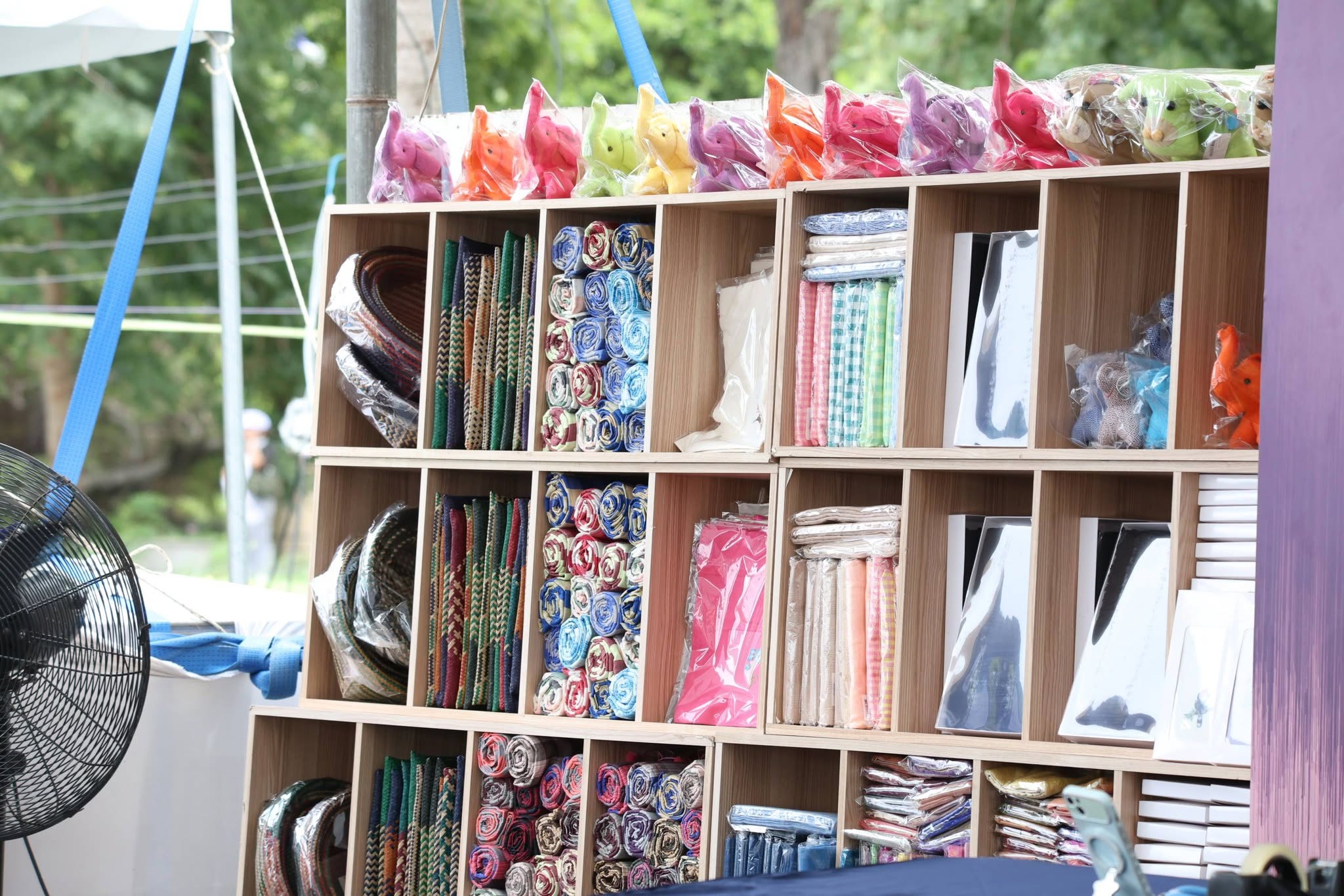 title - สพท. ผนึกกำลัง ศพส. รันกิจกรรมและตลาดเกษตรศิลป์ วันแรกในงาน “สืบสานพระราชปณิธาน สร้างงานเกษตรกรรม เลิศล้ำงานหัตถศิลป์ ท่องเที่ยวถิ่นวิถีไทย”