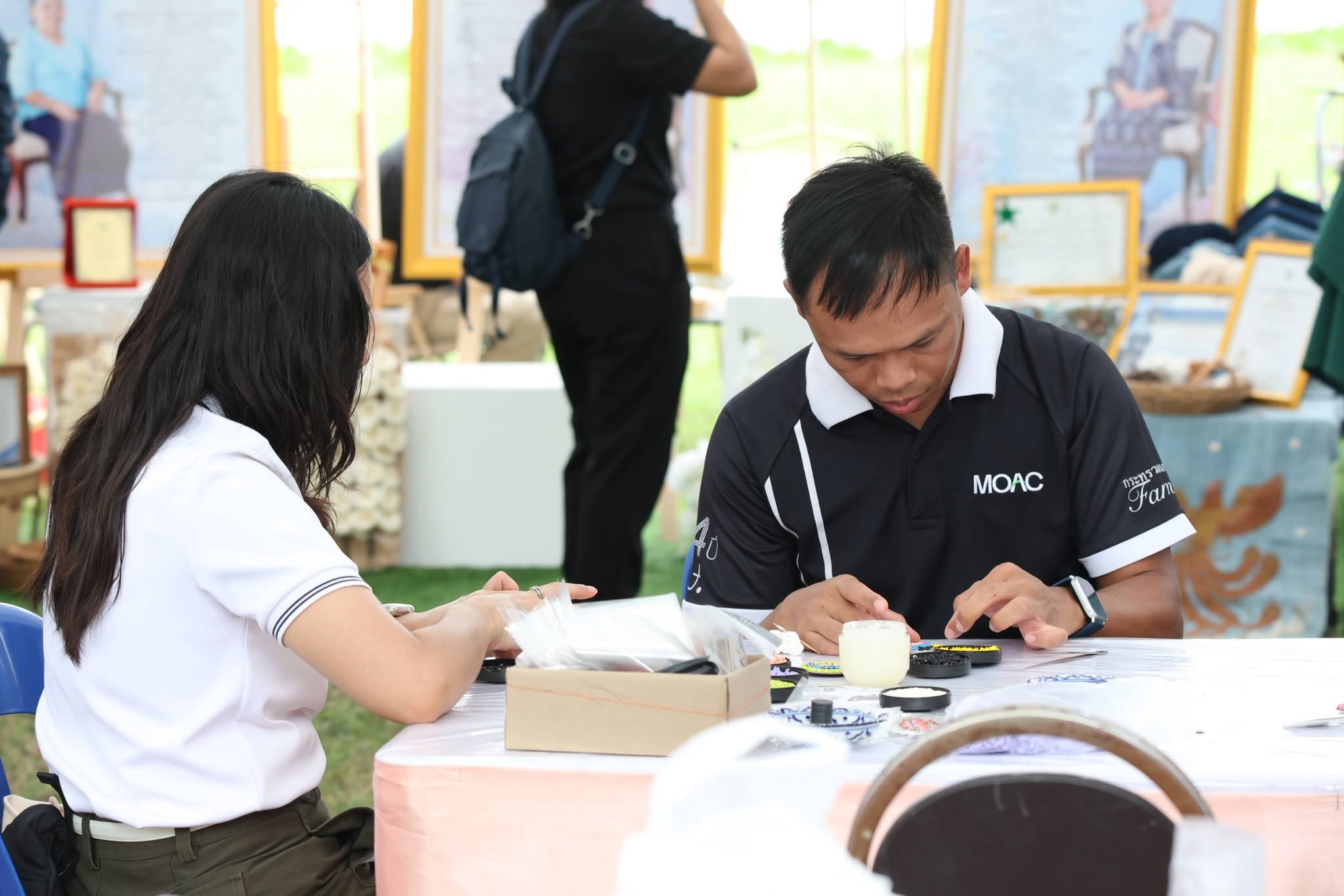 title - สพท. ผนึกกำลัง ศพส. รันกิจกรรมและตลาดเกษตรศิลป์ วันแรกในงาน “สืบสานพระราชปณิธาน สร้างงานเกษตรกรรม เลิศล้ำงานหัตถศิลป์ ท่องเที่ยวถิ่นวิถีไทย”