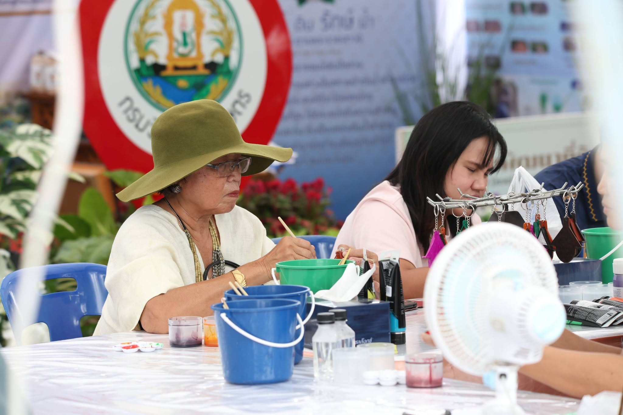 title - สพท. ผนึกกำลัง ศพส. รันกิจกรรมและตลาดเกษตรศิลป์ วันแรกในงาน “สืบสานพระราชปณิธาน สร้างงานเกษตรกรรม เลิศล้ำงานหัตถศิลป์ ท่องเที่ยวถิ่นวิถีไทย”