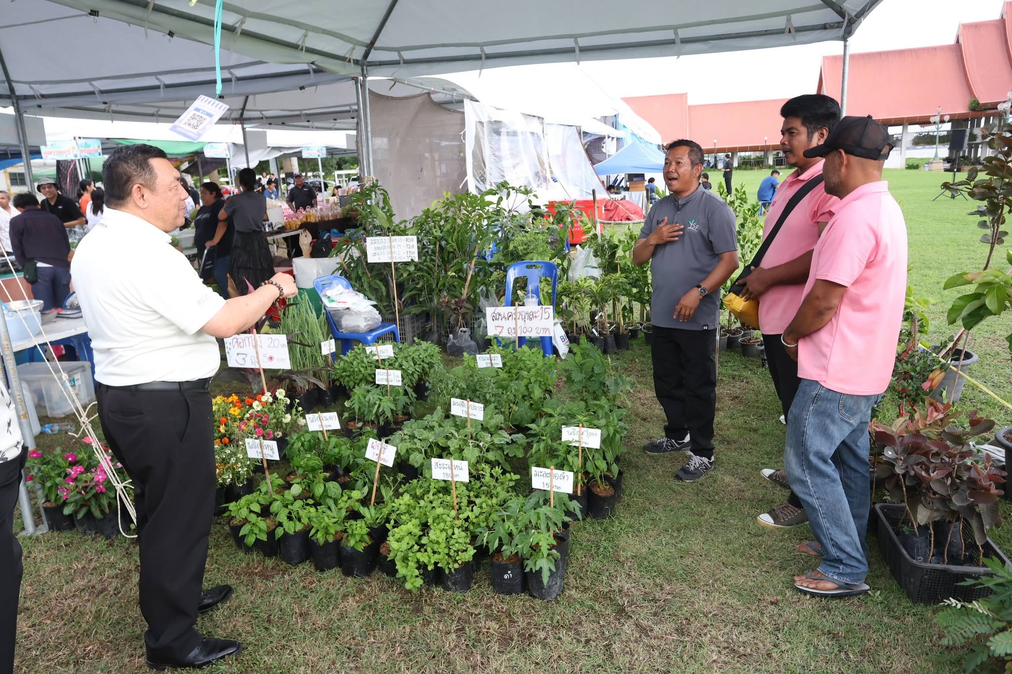 title - สพท. ผนึกกำลัง ศพส. รันกิจกรรมและตลาดเกษตรศิลป์ วันแรกในงาน “สืบสานพระราชปณิธาน สร้างงานเกษตรกรรม เลิศล้ำงานหัตถศิลป์ ท่องเที่ยวถิ่นวิถีไทย”