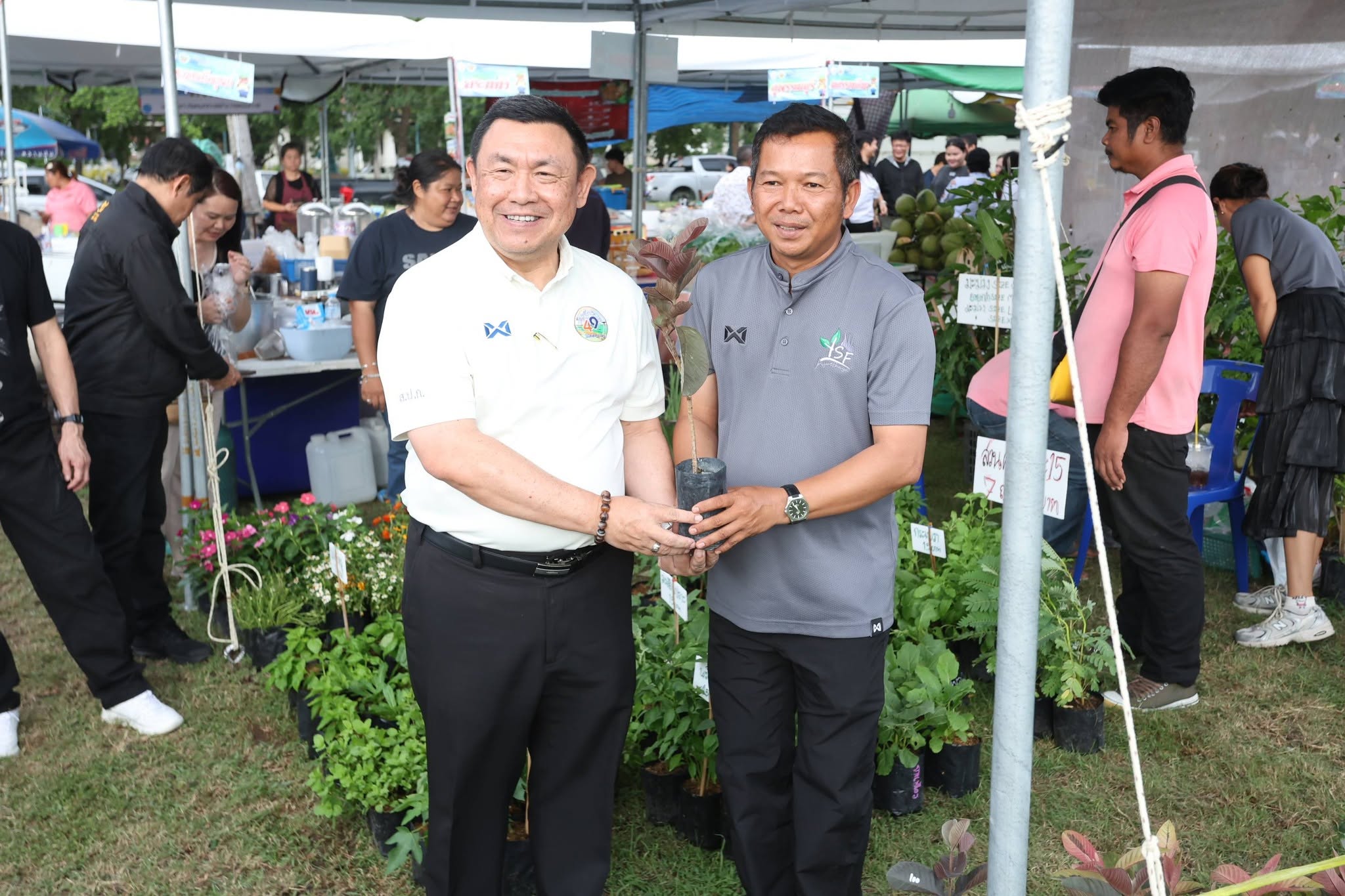 title - สพท. ผนึกกำลัง ศพส. รันกิจกรรมและตลาดเกษตรศิลป์ วันแรกในงาน “สืบสานพระราชปณิธาน สร้างงานเกษตรกรรม เลิศล้ำงานหัตถศิลป์ ท่องเที่ยวถิ่นวิถีไทย”
