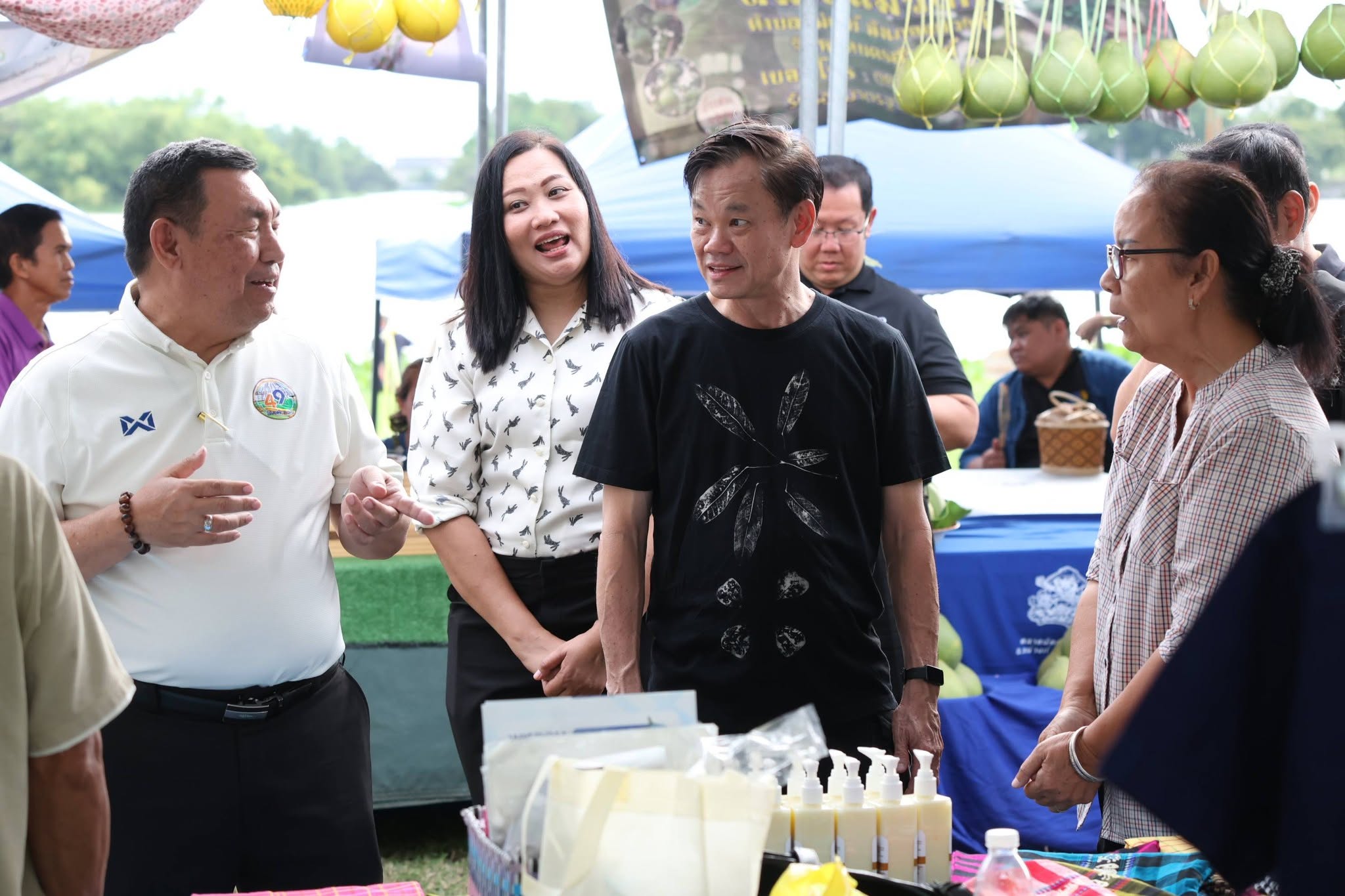 title - สพท. ผนึกกำลัง ศพส. รันกิจกรรมและตลาดเกษตรศิลป์ วันแรกในงาน “สืบสานพระราชปณิธาน สร้างงานเกษตรกรรม เลิศล้ำงานหัตถศิลป์ ท่องเที่ยวถิ่นวิถีไทย”