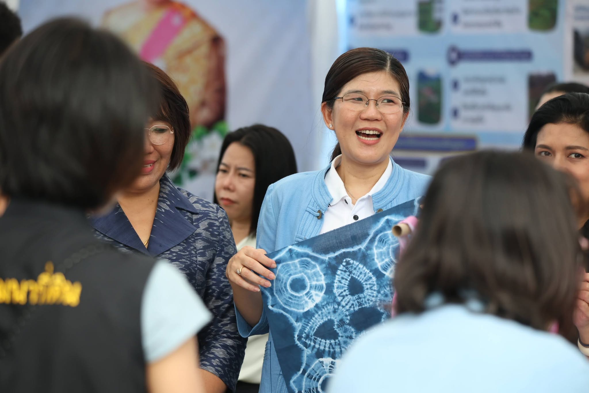 title - คึกคักรับวันที่สอง สพท. ส่งทีมร่วมสร้างสีสันงาน “สืบสานพระราชปณิธานฯ” ชวนช้อป-ชิม-เวิร์กช็อปถึงวันพรุ่งนี้