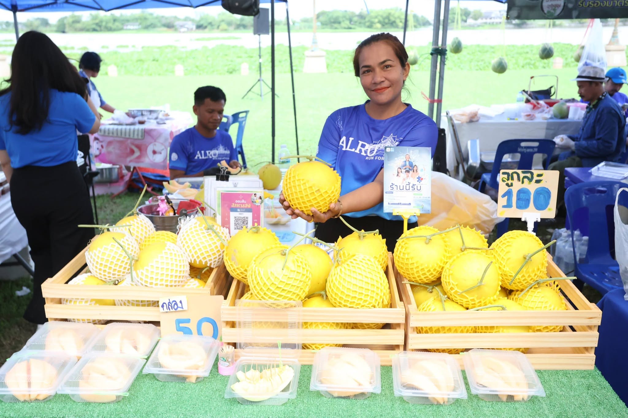 title - คึกคักรับวันที่สอง สพท. ส่งทีมร่วมสร้างสีสันงาน “สืบสานพระราชปณิธานฯ” ชวนช้อป-ชิม-เวิร์กช็อปถึงวันพรุ่งนี้