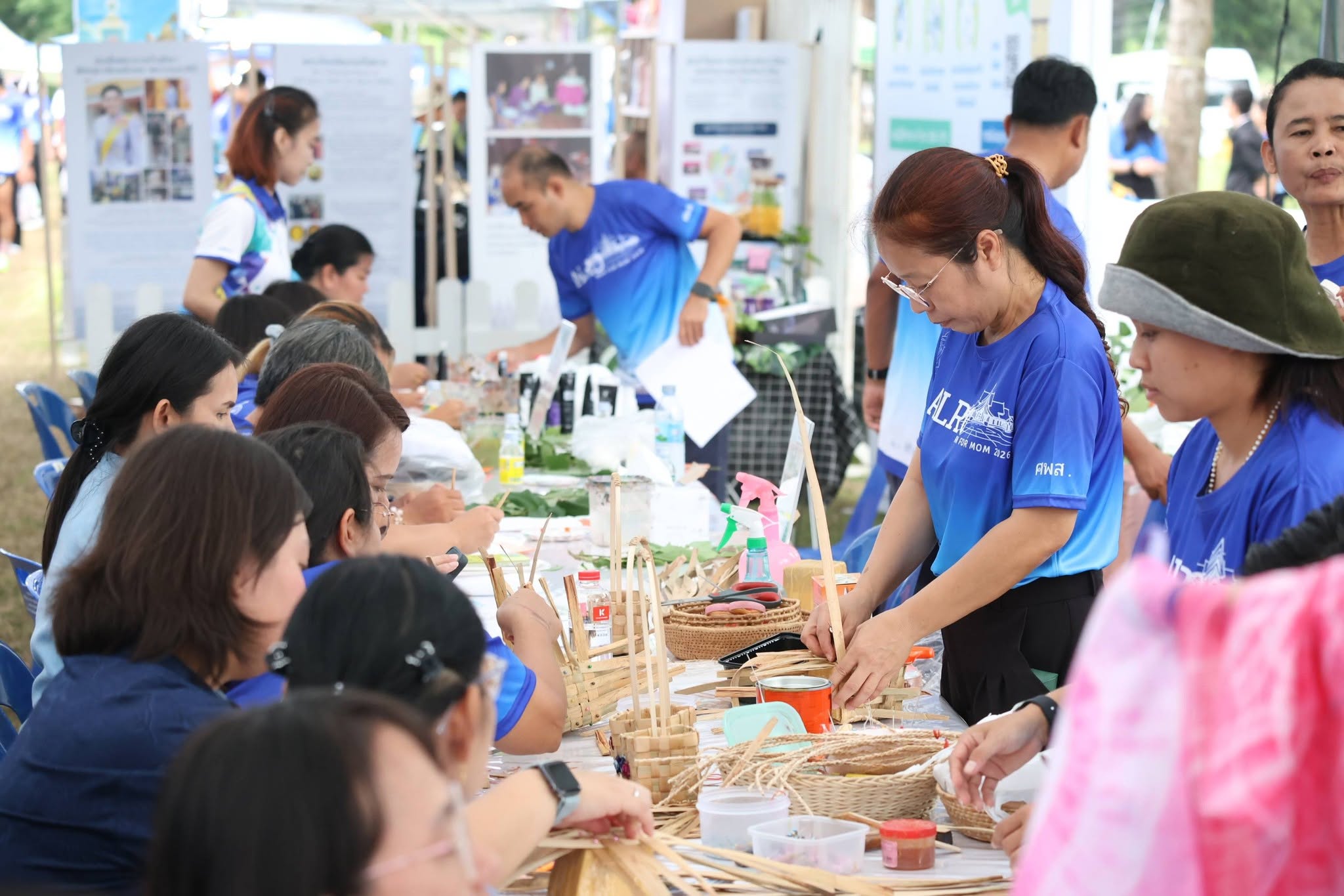 title - คึกคักรับวันที่สอง สพท. ส่งทีมร่วมสร้างสีสันงาน “สืบสานพระราชปณิธานฯ” ชวนช้อป-ชิม-เวิร์กช็อปถึงวันพรุ่งนี้
