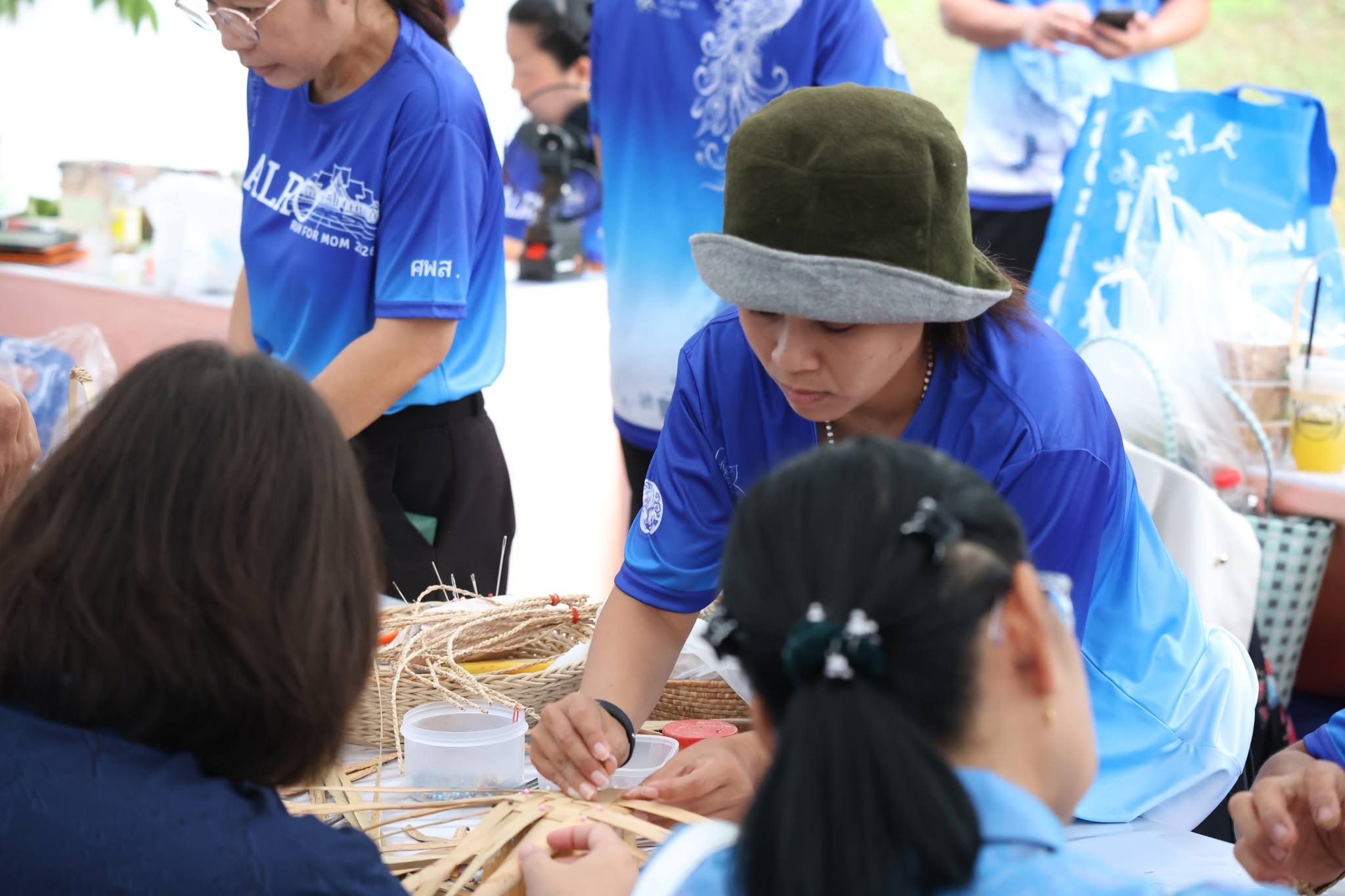title - คึกคักรับวันที่สอง สพท. ส่งทีมร่วมสร้างสีสันงาน “สืบสานพระราชปณิธานฯ” ชวนช้อป-ชิม-เวิร์กช็อปถึงวันพรุ่งนี้