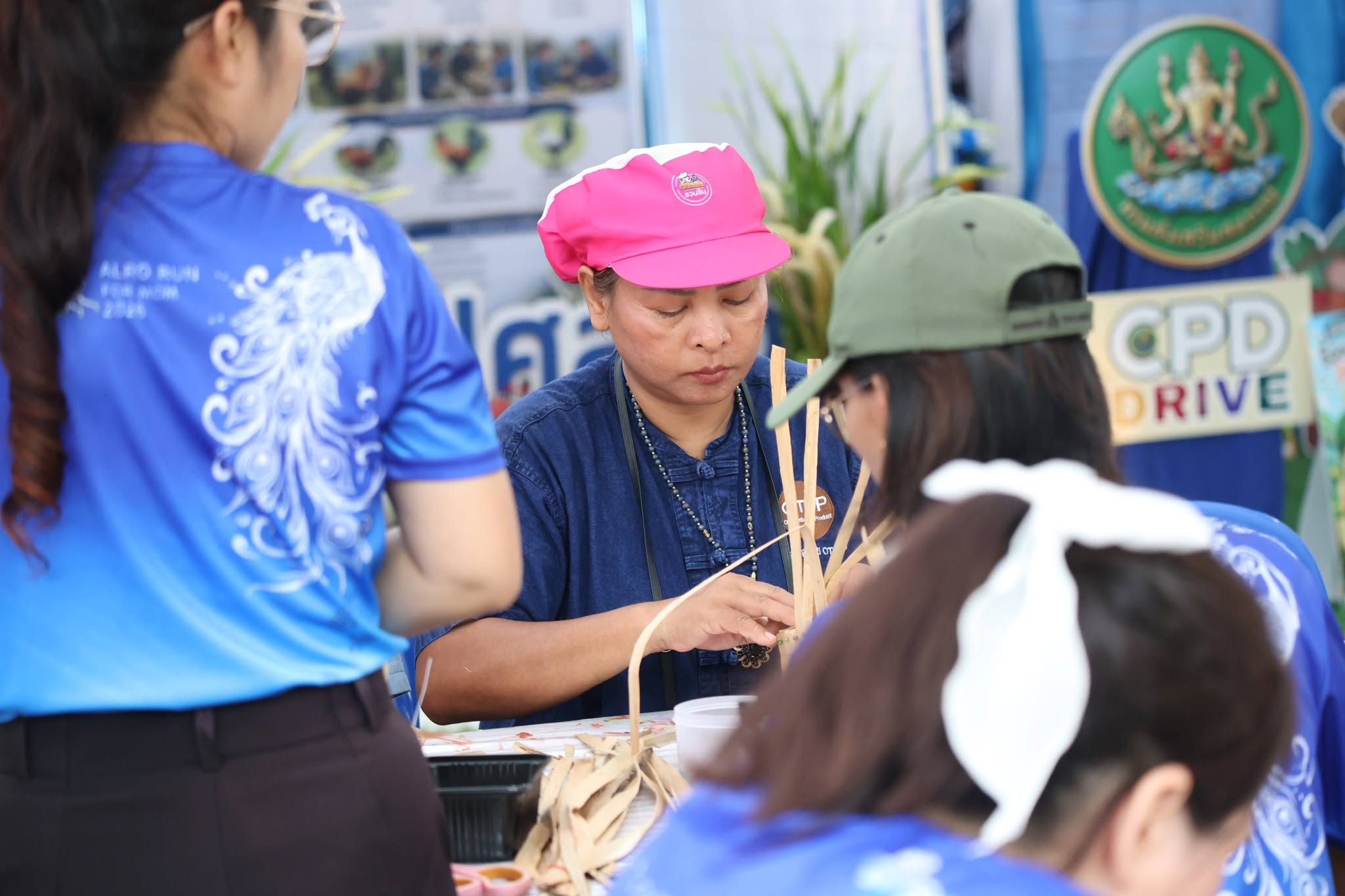 title - คึกคักรับวันที่สอง สพท. ส่งทีมร่วมสร้างสีสันงาน “สืบสานพระราชปณิธานฯ” ชวนช้อป-ชิม-เวิร์กช็อปถึงวันพรุ่งนี้