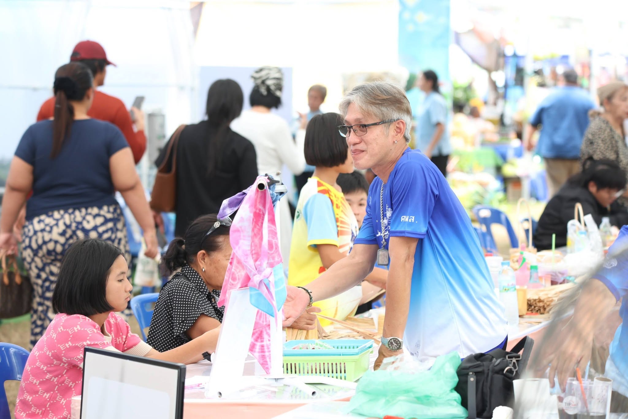 title - คึกคักรับวันที่สอง สพท. ส่งทีมร่วมสร้างสีสันงาน “สืบสานพระราชปณิธานฯ” ชวนช้อป-ชิม-เวิร์กช็อปถึงวันพรุ่งนี้