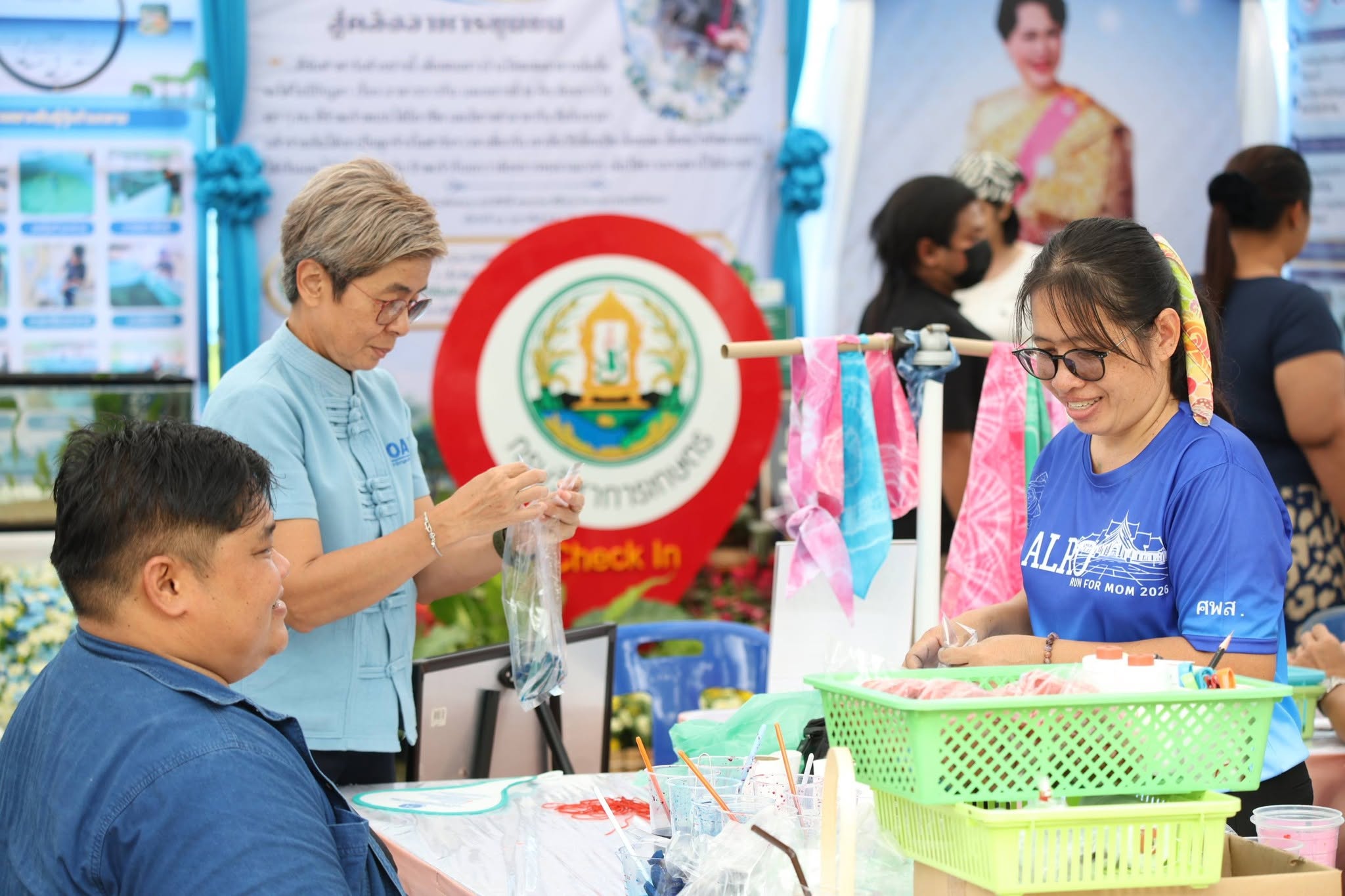 title - คึกคักรับวันที่สอง สพท. ส่งทีมร่วมสร้างสีสันงาน “สืบสานพระราชปณิธานฯ” ชวนช้อป-ชิม-เวิร์กช็อปถึงวันพรุ่งนี้
