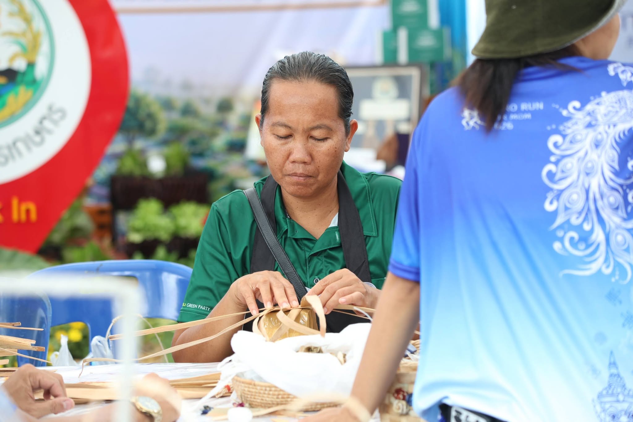 title - คึกคักรับวันที่สอง สพท. ส่งทีมร่วมสร้างสีสันงาน “สืบสานพระราชปณิธานฯ” ชวนช้อป-ชิม-เวิร์กช็อปถึงวันพรุ่งนี้