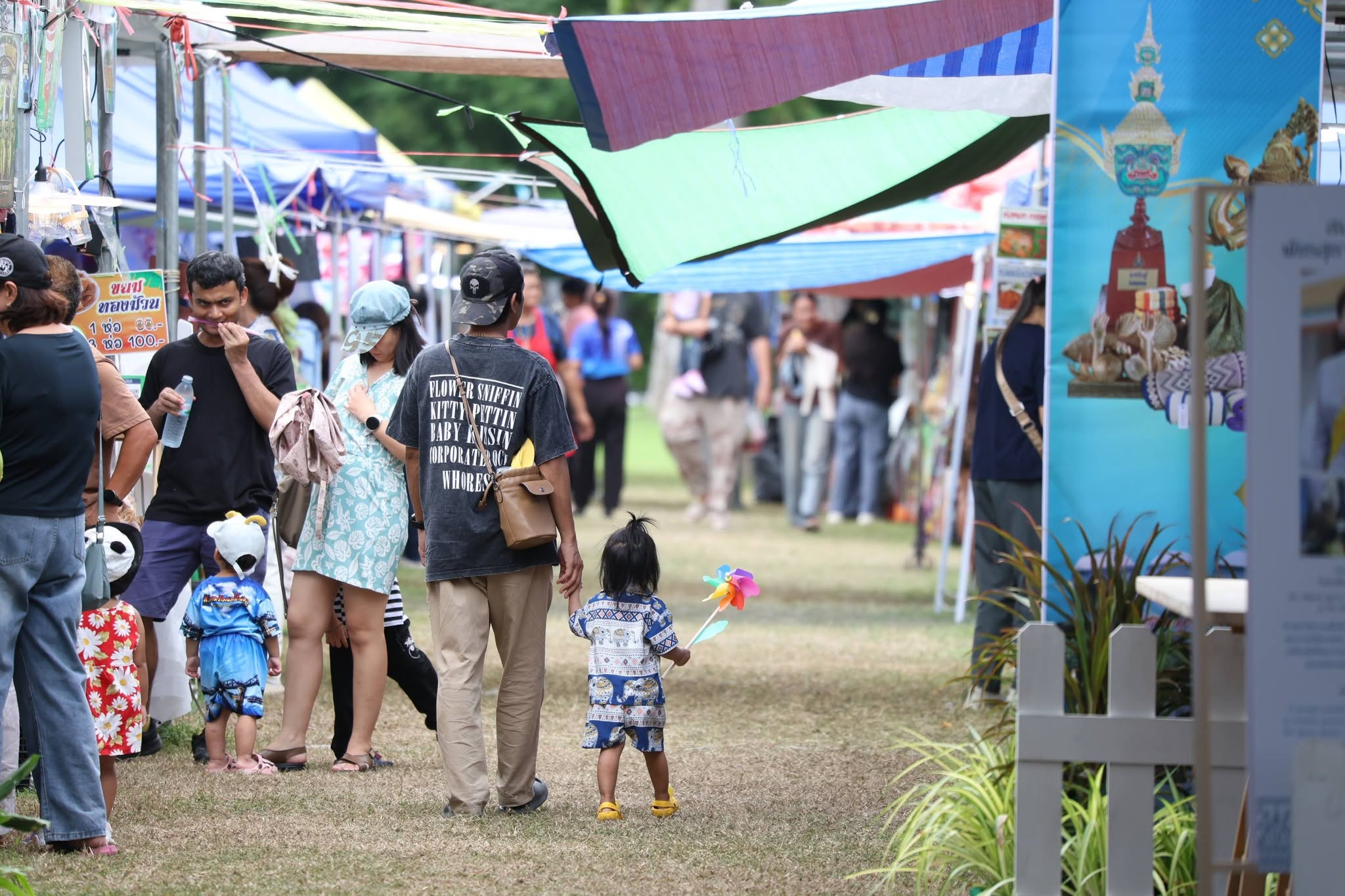 title - คึกคักรับวันที่สอง สพท. ส่งทีมร่วมสร้างสีสันงาน “สืบสานพระราชปณิธานฯ” ชวนช้อป-ชิม-เวิร์กช็อปถึงวันพรุ่งนี้