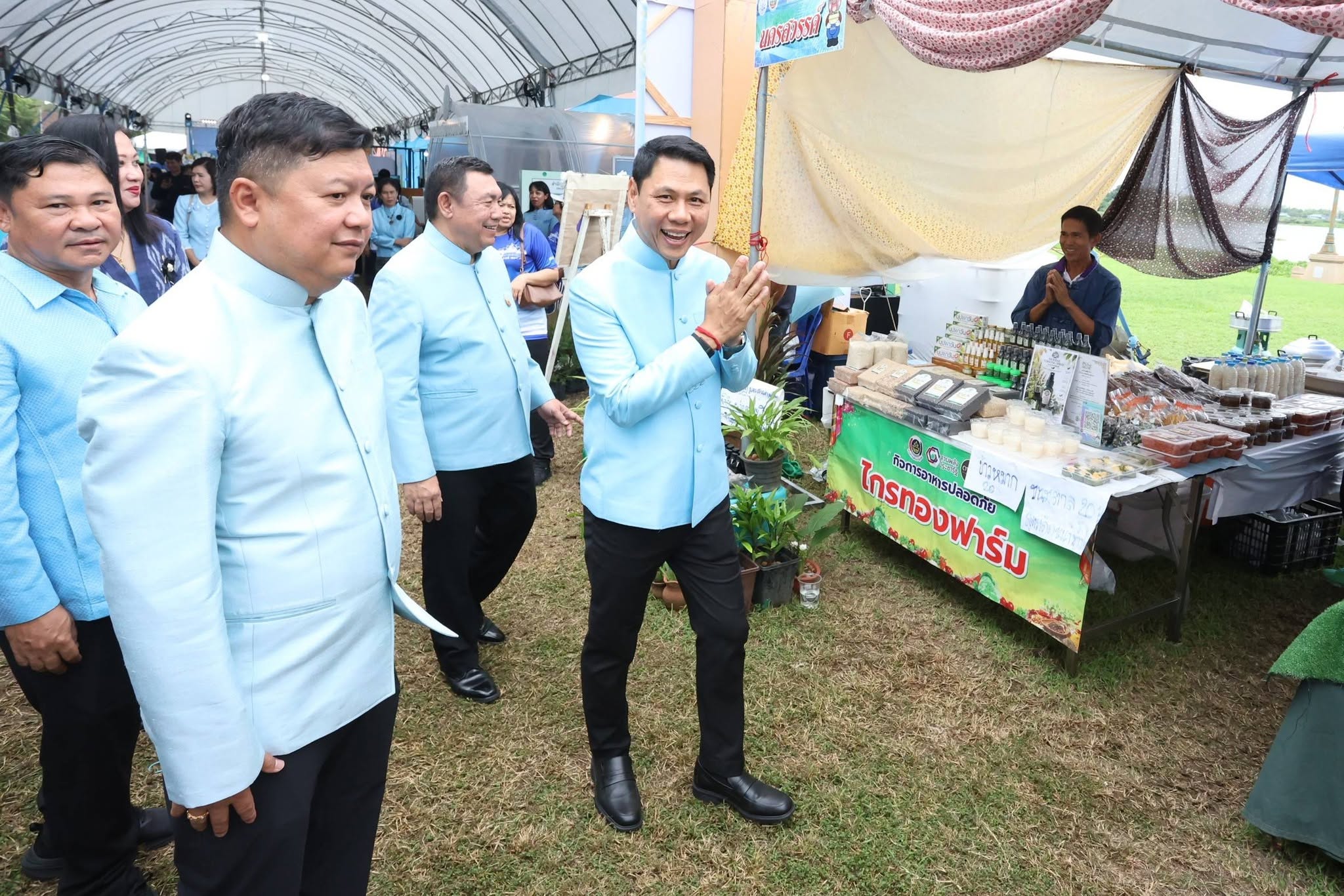 รองปลัด กษ. ควง เลขาฯ ส.ป.ก. เยี่ยมชม “ตลาดเกษตรศิลป์ แผ่นดินทอง” ให้กำลังใจเกษตรกร 12 จังหวัด