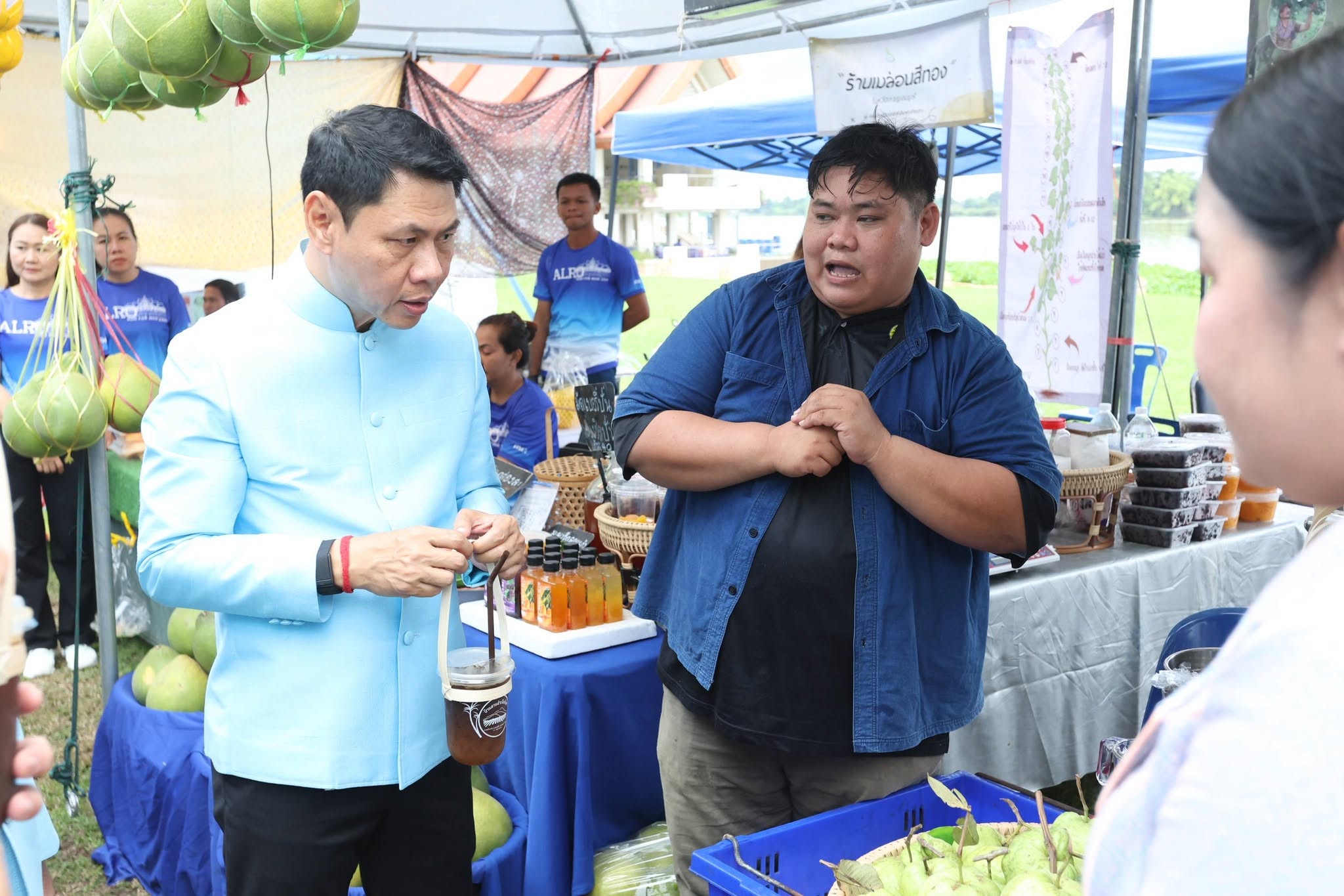 title - รองปลัด กษ. ควง เลขาฯ ส.ป.ก. เยี่ยมชม “ตลาดเกษตรศิลป์ แผ่นดินทอง” ให้กำลังใจเกษตรกร 12 จังหวัด