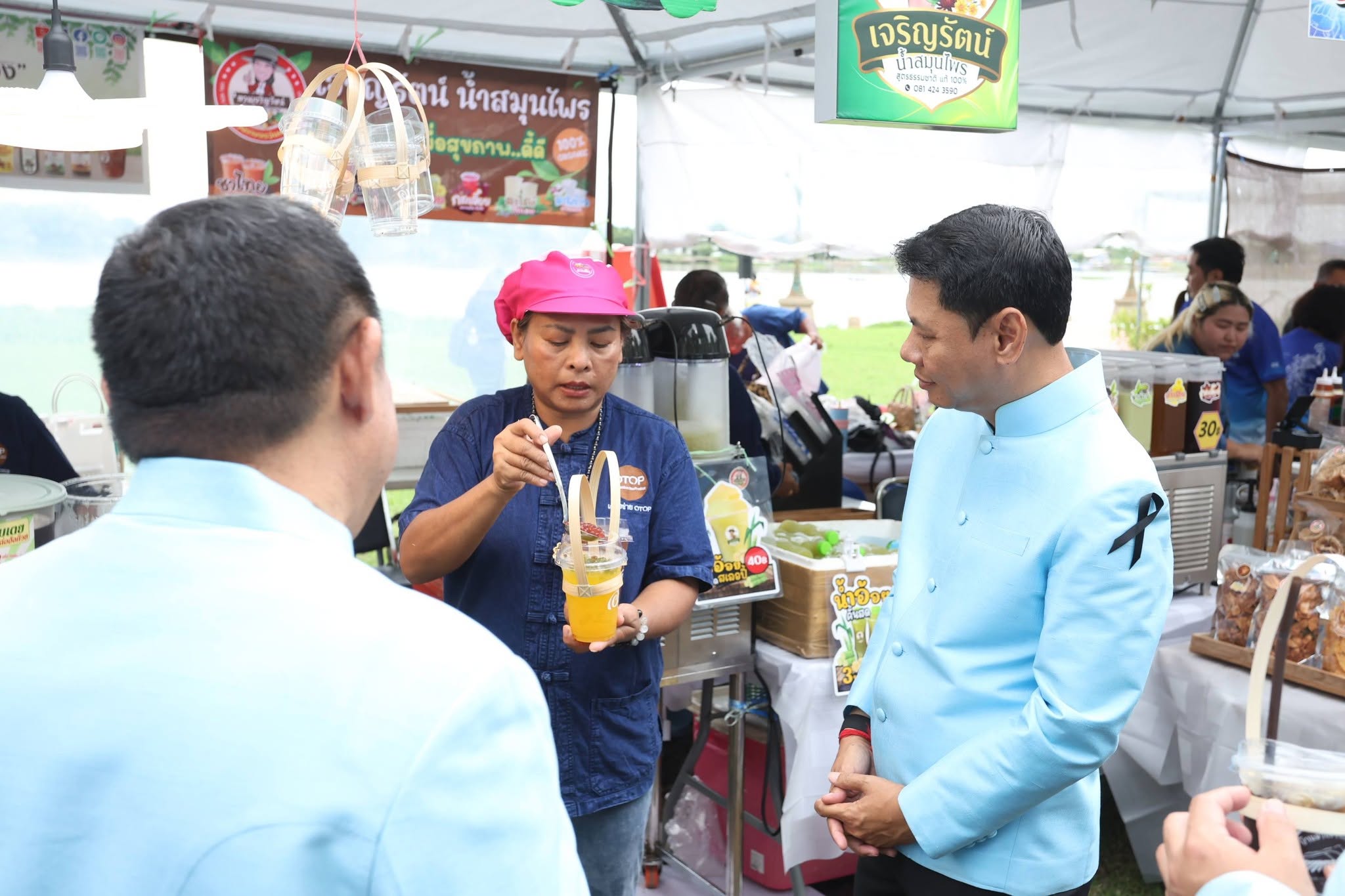 title - รองปลัด กษ. ควง เลขาฯ ส.ป.ก. เยี่ยมชม “ตลาดเกษตรศิลป์ แผ่นดินทอง” ให้กำลังใจเกษตรกร 12 จังหวัด