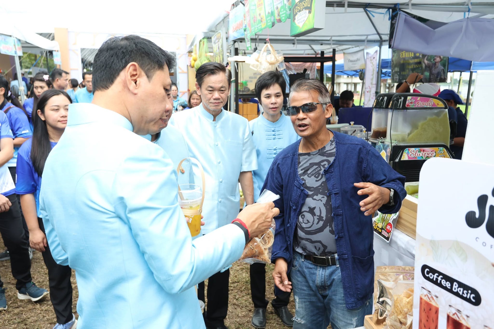 title - รองปลัด กษ. ควง เลขาฯ ส.ป.ก. เยี่ยมชม “ตลาดเกษตรศิลป์ แผ่นดินทอง” ให้กำลังใจเกษตรกร 12 จังหวัด