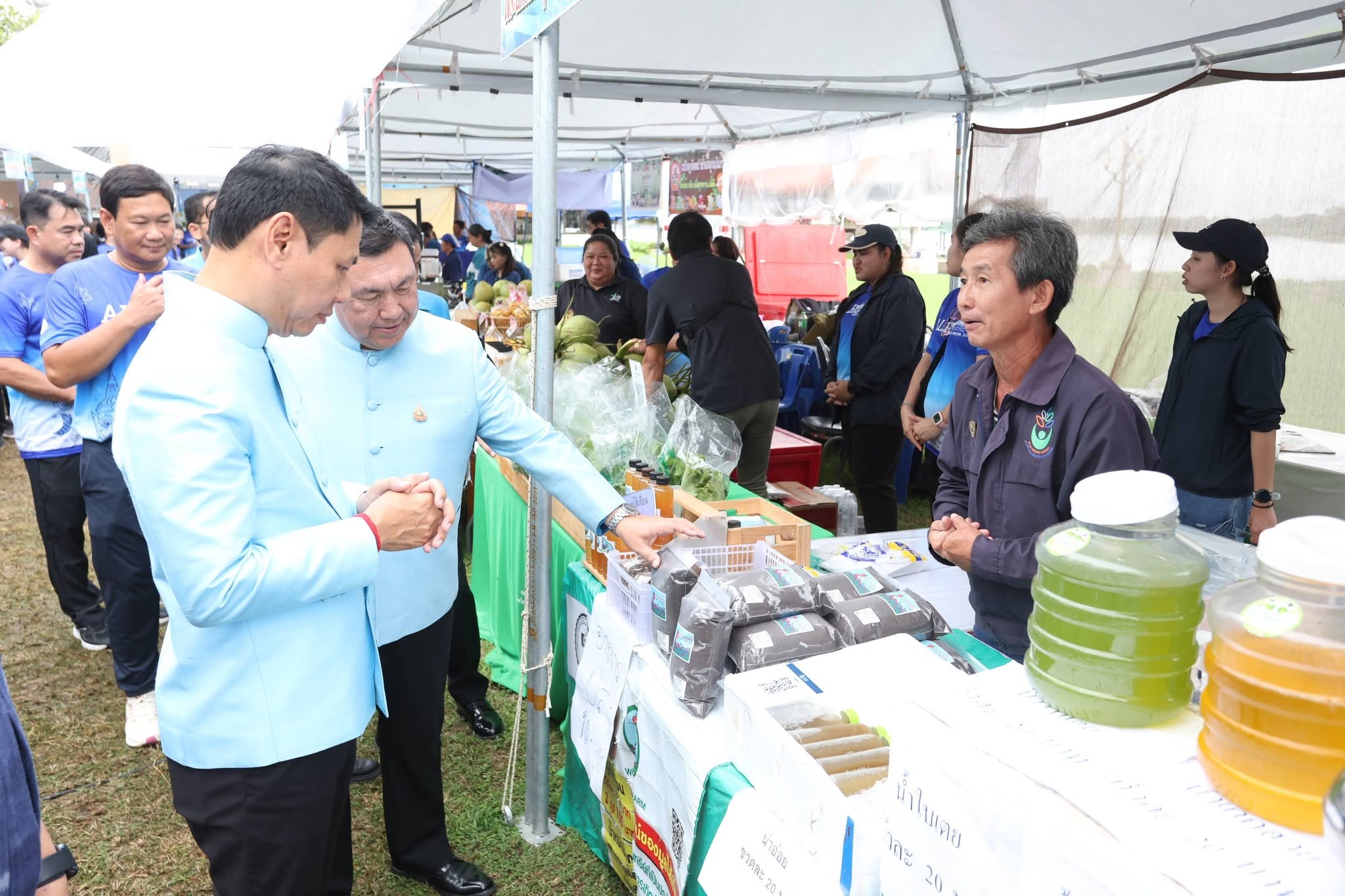 title - รองปลัด กษ. ควง เลขาฯ ส.ป.ก. เยี่ยมชม “ตลาดเกษตรศิลป์ แผ่นดินทอง” ให้กำลังใจเกษตรกร 12 จังหวัด