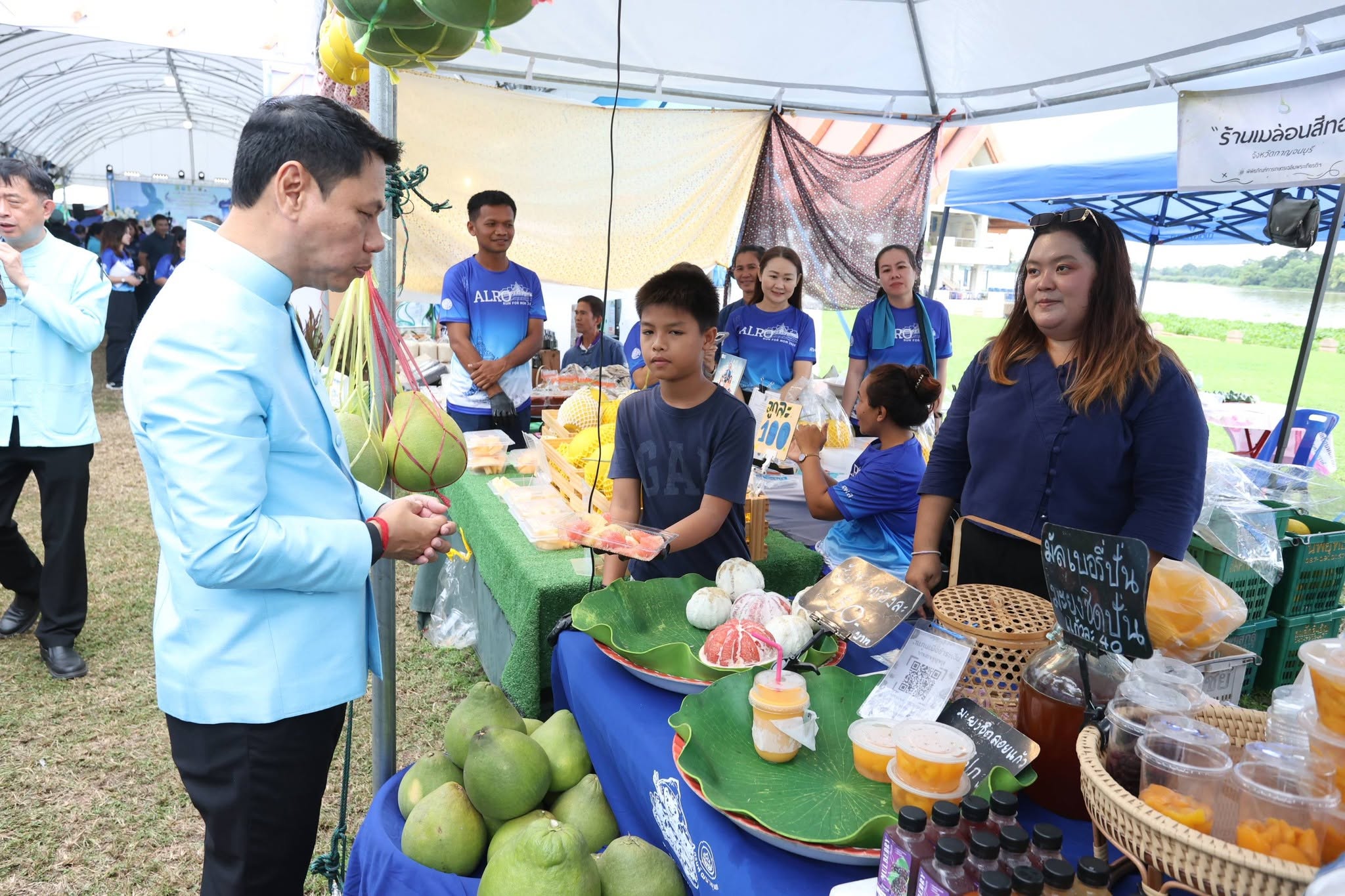 title - รองปลัด กษ. ควง เลขาฯ ส.ป.ก. เยี่ยมชม “ตลาดเกษตรศิลป์ แผ่นดินทอง” ให้กำลังใจเกษตรกร 12 จังหวัด