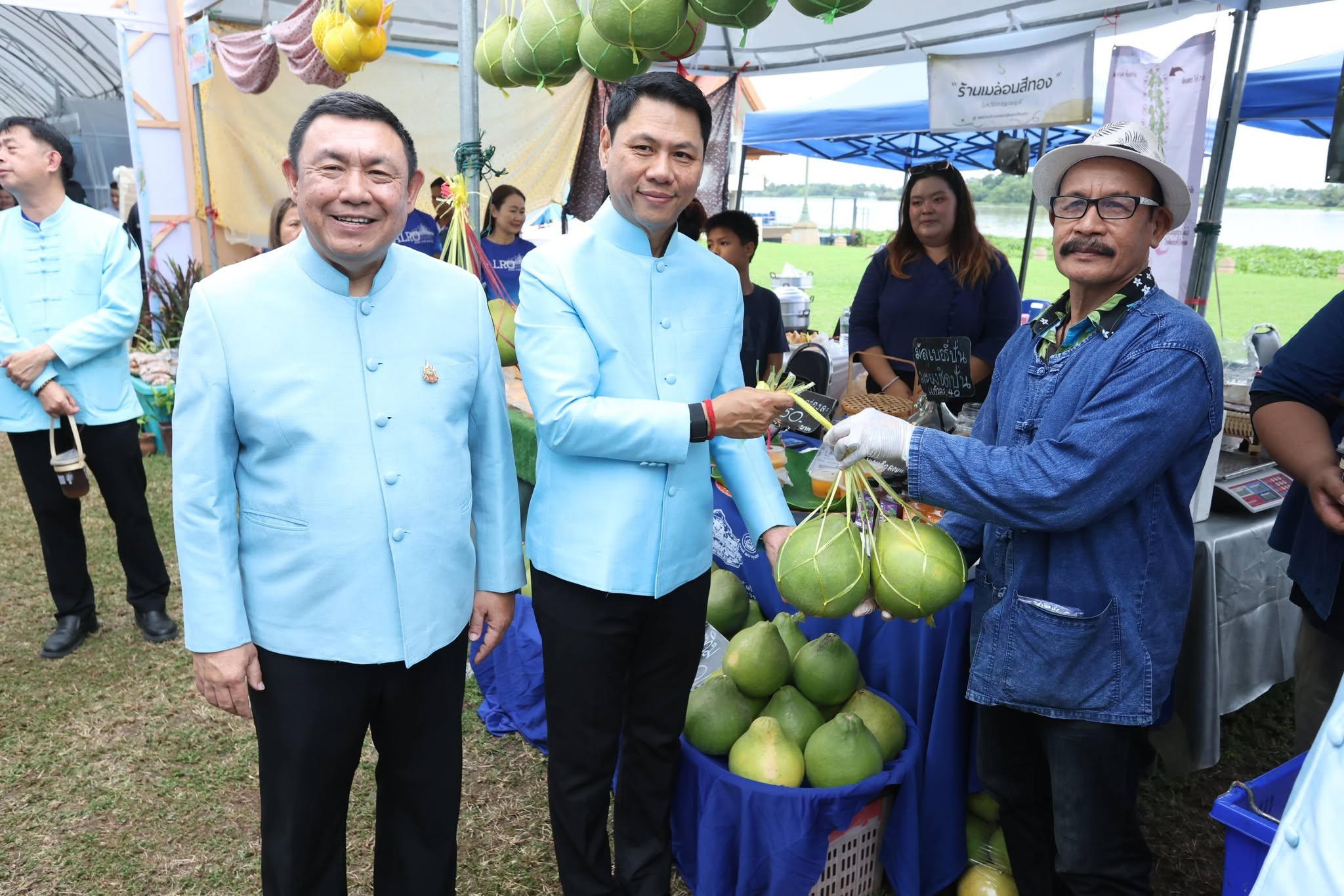 title - รองปลัด กษ. ควง เลขาฯ ส.ป.ก. เยี่ยมชม “ตลาดเกษตรศิลป์ แผ่นดินทอง” ให้กำลังใจเกษตรกร 12 จังหวัด