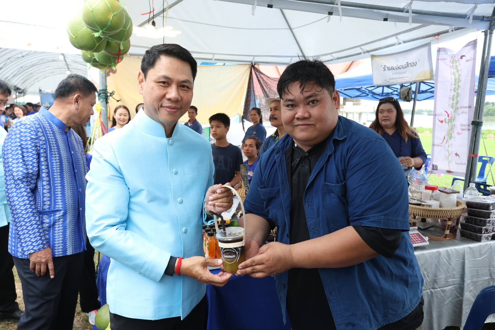 title - รองปลัด กษ. ควง เลขาฯ ส.ป.ก. เยี่ยมชม “ตลาดเกษตรศิลป์ แผ่นดินทอง” ให้กำลังใจเกษตรกร 12 จังหวัด