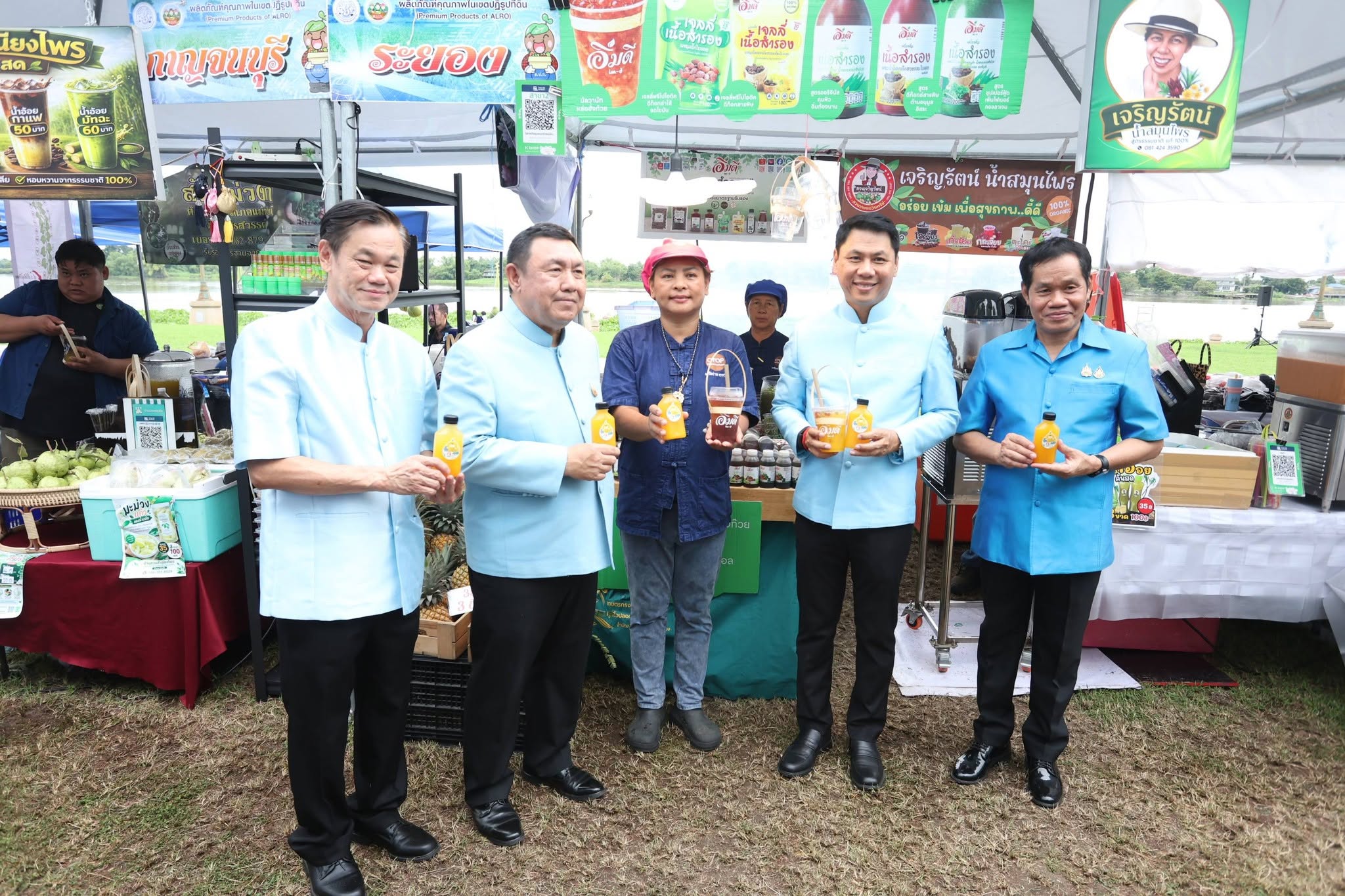 title - รองปลัด กษ. ควง เลขาฯ ส.ป.ก. เยี่ยมชม “ตลาดเกษตรศิลป์ แผ่นดินทอง” ให้กำลังใจเกษตรกร 12 จังหวัด