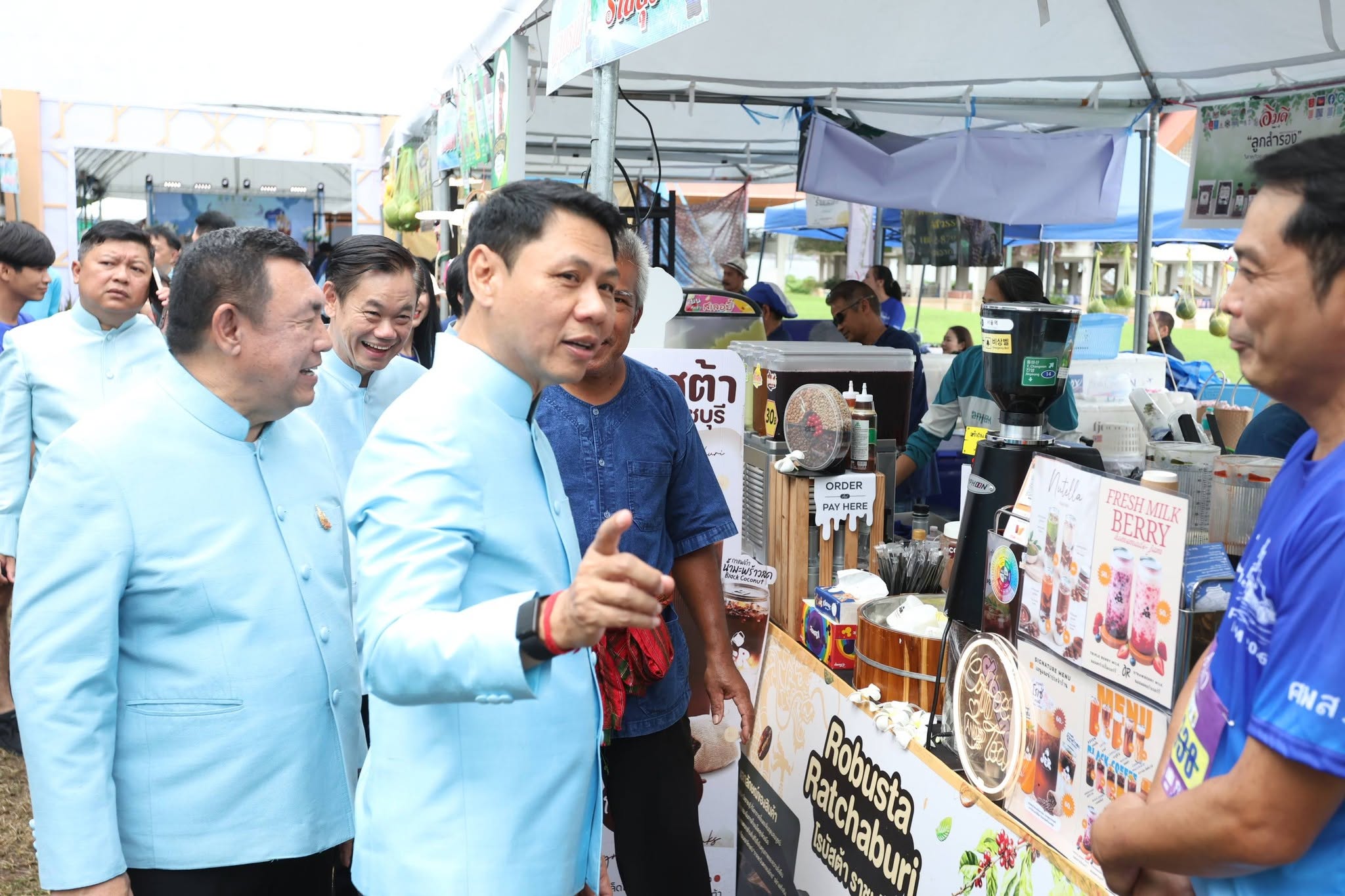 title - รองปลัด กษ. ควง เลขาฯ ส.ป.ก. เยี่ยมชม “ตลาดเกษตรศิลป์ แผ่นดินทอง” ให้กำลังใจเกษตรกร 12 จังหวัด