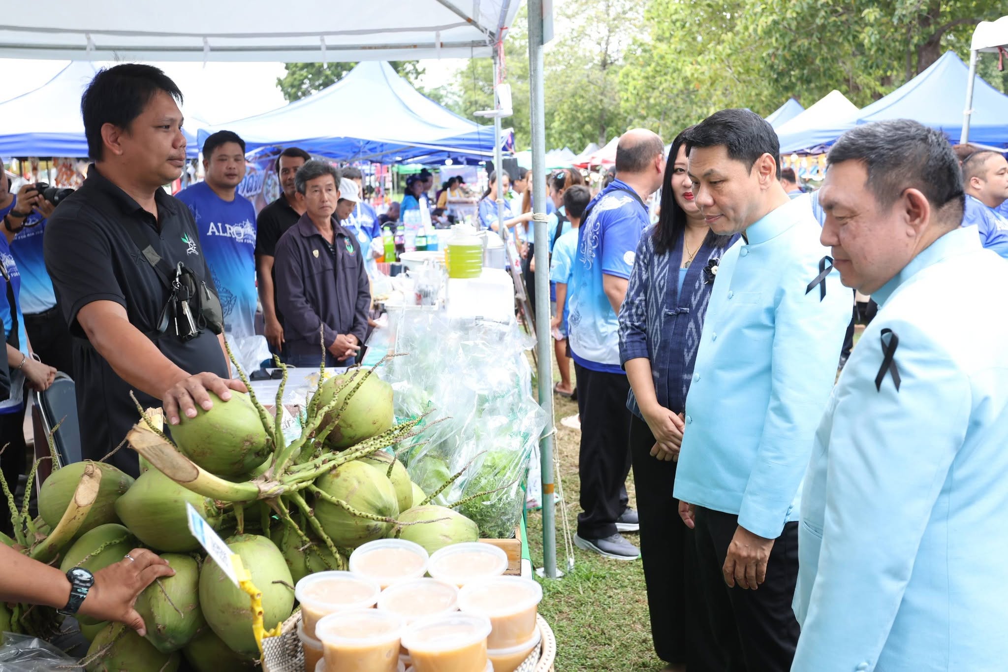 title - รองปลัด กษ. ควง เลขาฯ ส.ป.ก. เยี่ยมชม “ตลาดเกษตรศิลป์ แผ่นดินทอง” ให้กำลังใจเกษตรกร 12 จังหวัด