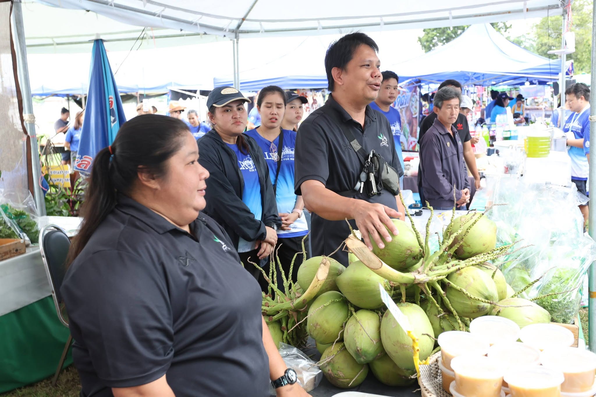 title - รองปลัด กษ. ควง เลขาฯ ส.ป.ก. เยี่ยมชม “ตลาดเกษตรศิลป์ แผ่นดินทอง” ให้กำลังใจเกษตรกร 12 จังหวัด