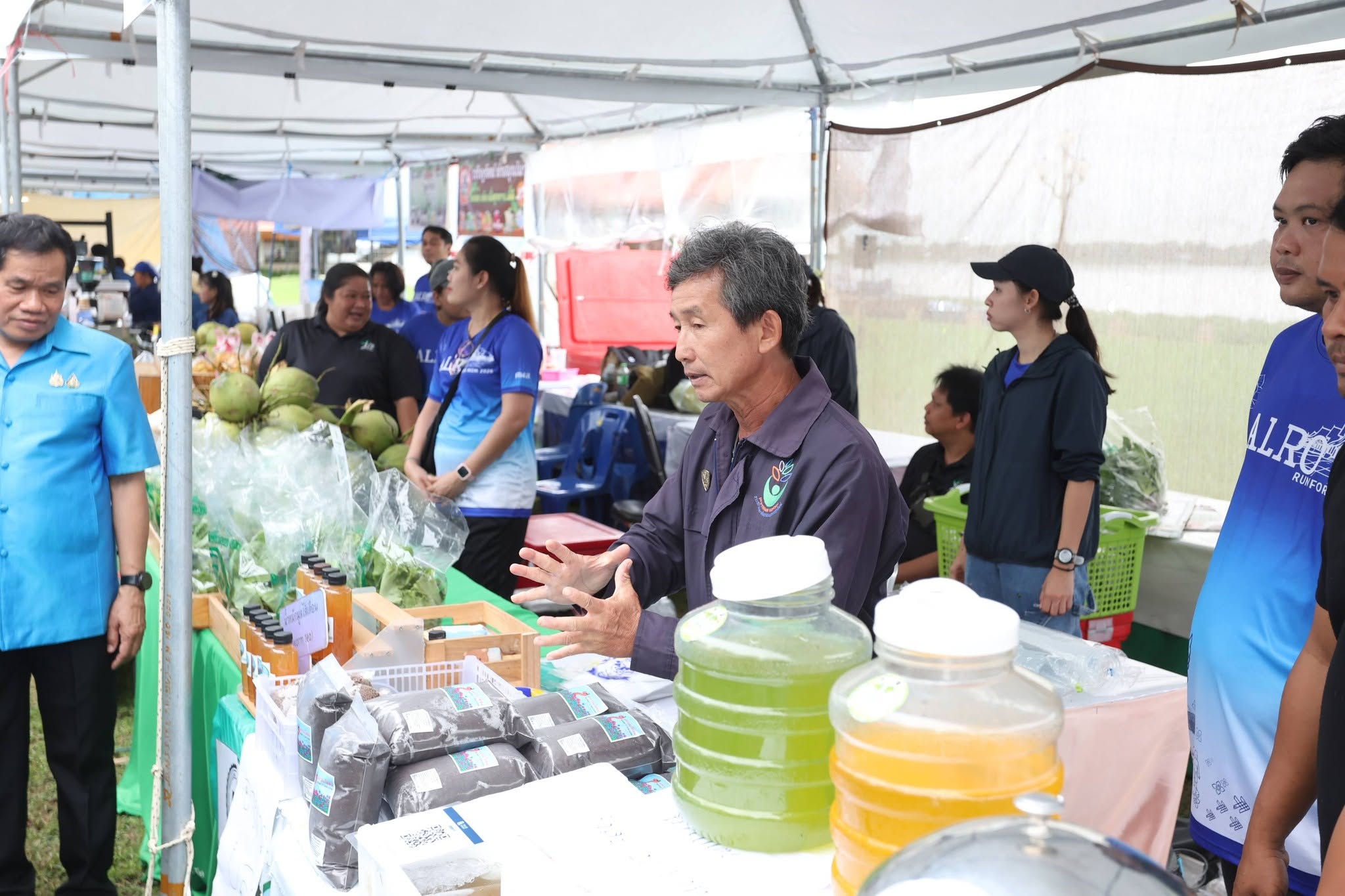title - รองปลัด กษ. ควง เลขาฯ ส.ป.ก. เยี่ยมชม “ตลาดเกษตรศิลป์ แผ่นดินทอง” ให้กำลังใจเกษตรกร 12 จังหวัด